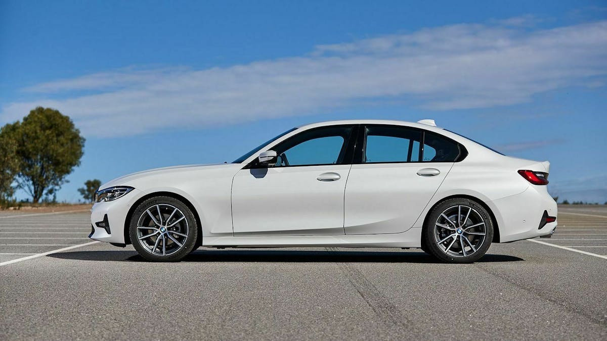 Zu sehen ist der 3er BMW in seitlicher Position