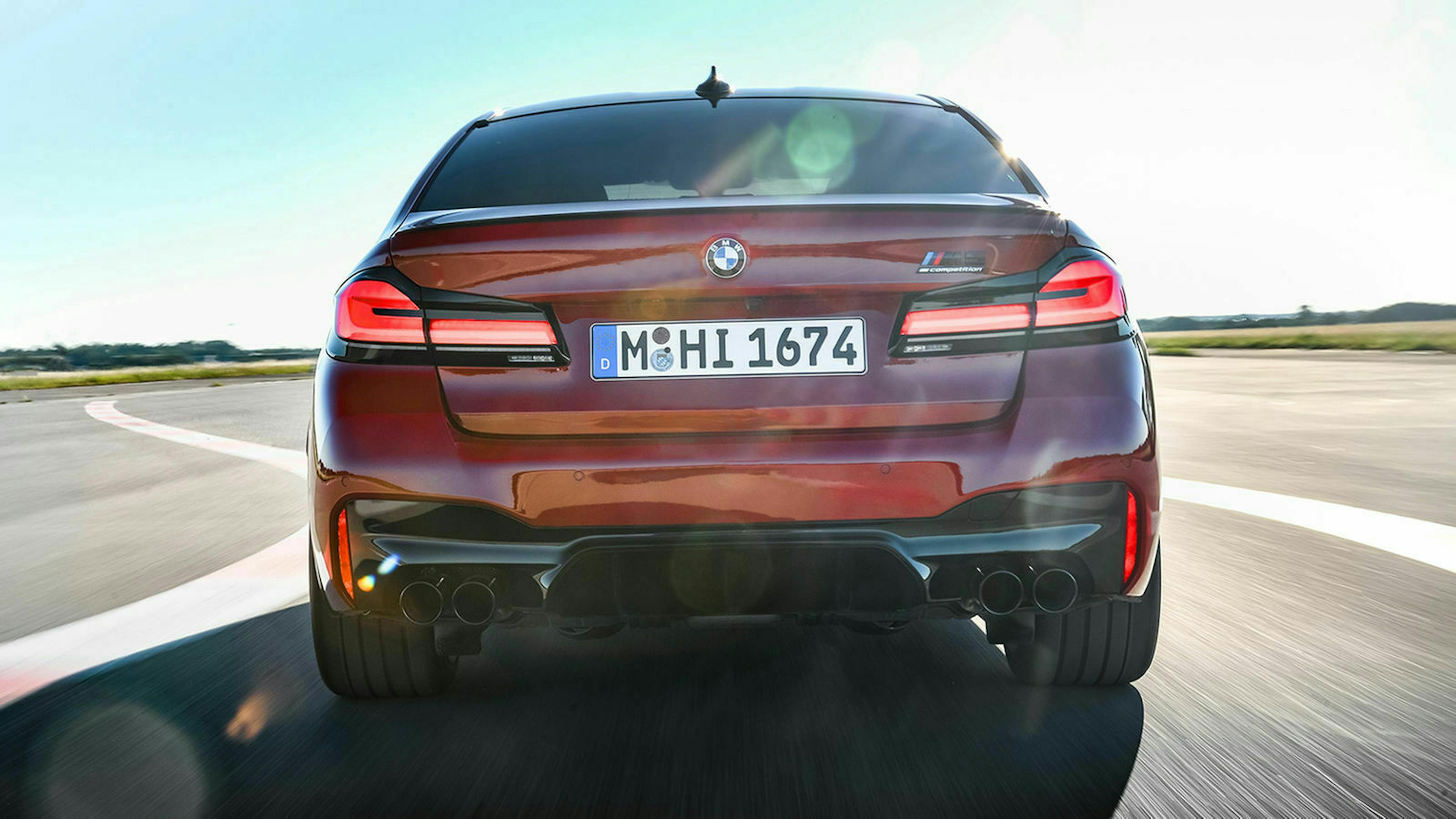 Zu sehen ist das Heck des neuen BMW M5 2020