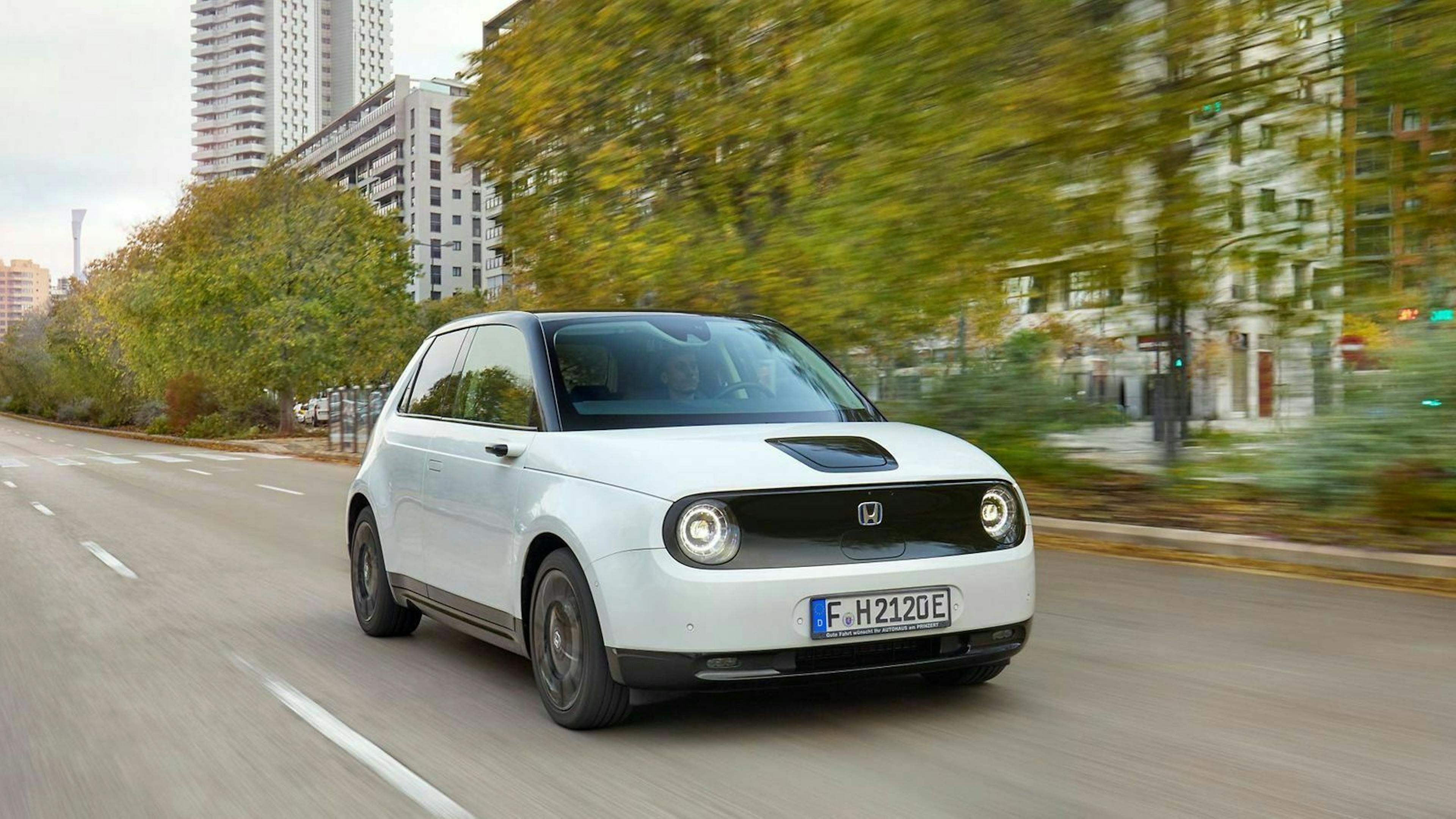 Zu sehen ist der Honda E, fahrend