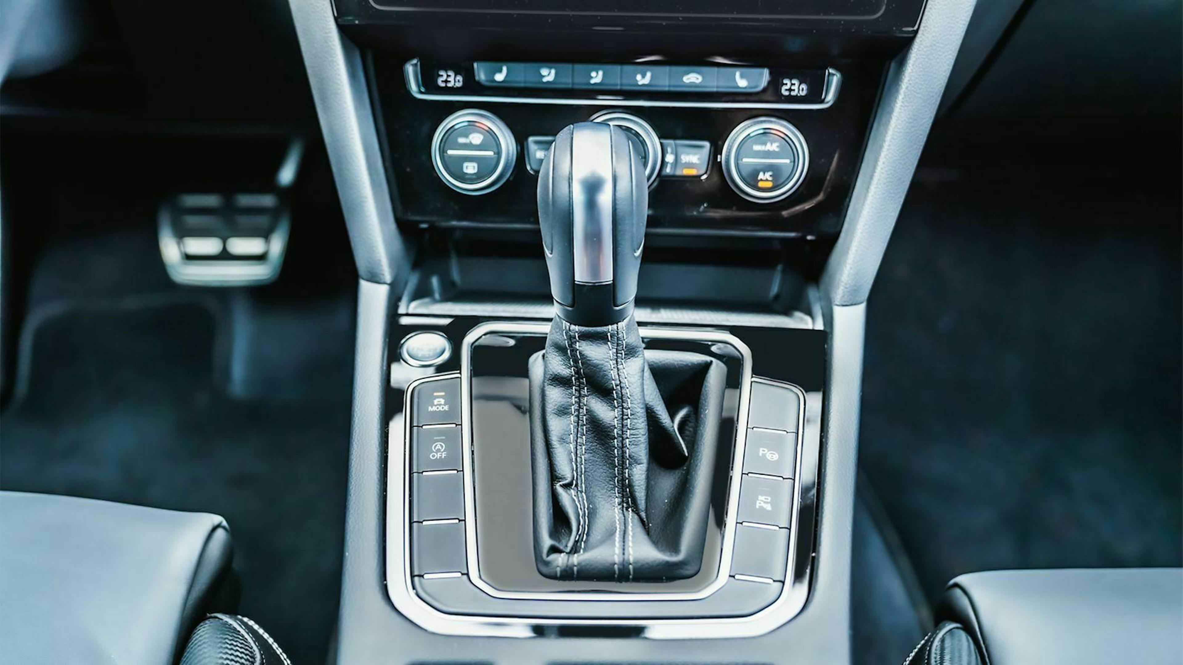 Blick auf die Mittelkonsole des VW Passat Variant