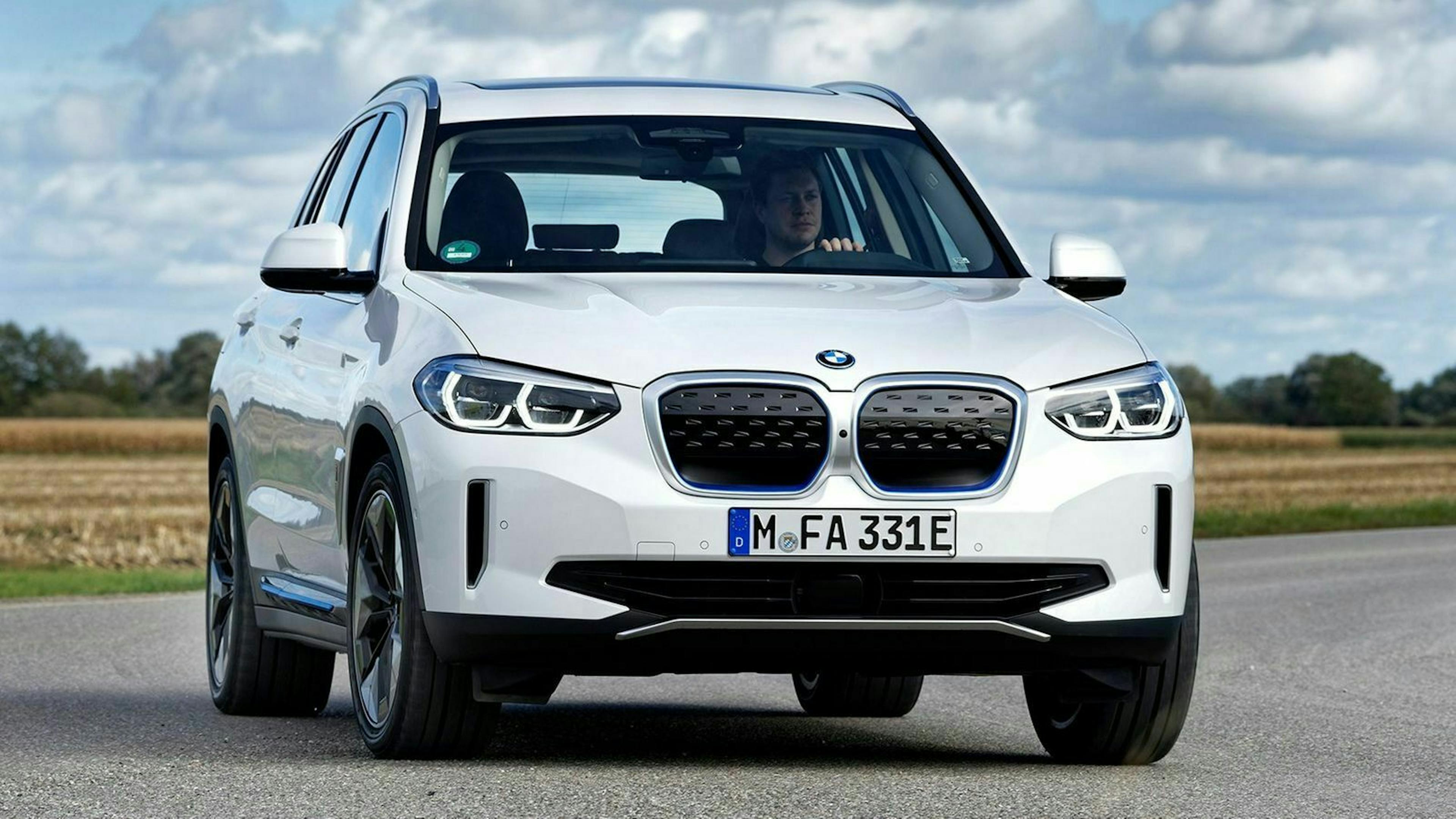Zu sehen ist die Front des BMW iX3