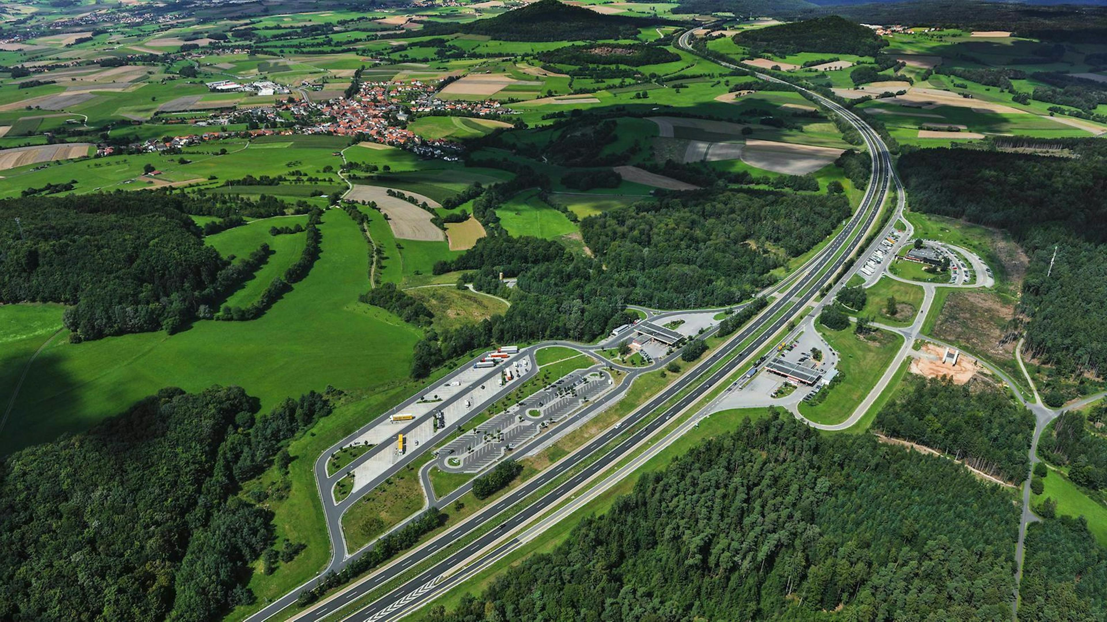 Die Raststätte Rhön liegt in der Nähe der Schwarzen Berge, die Teil der Hohen Rhön sind.