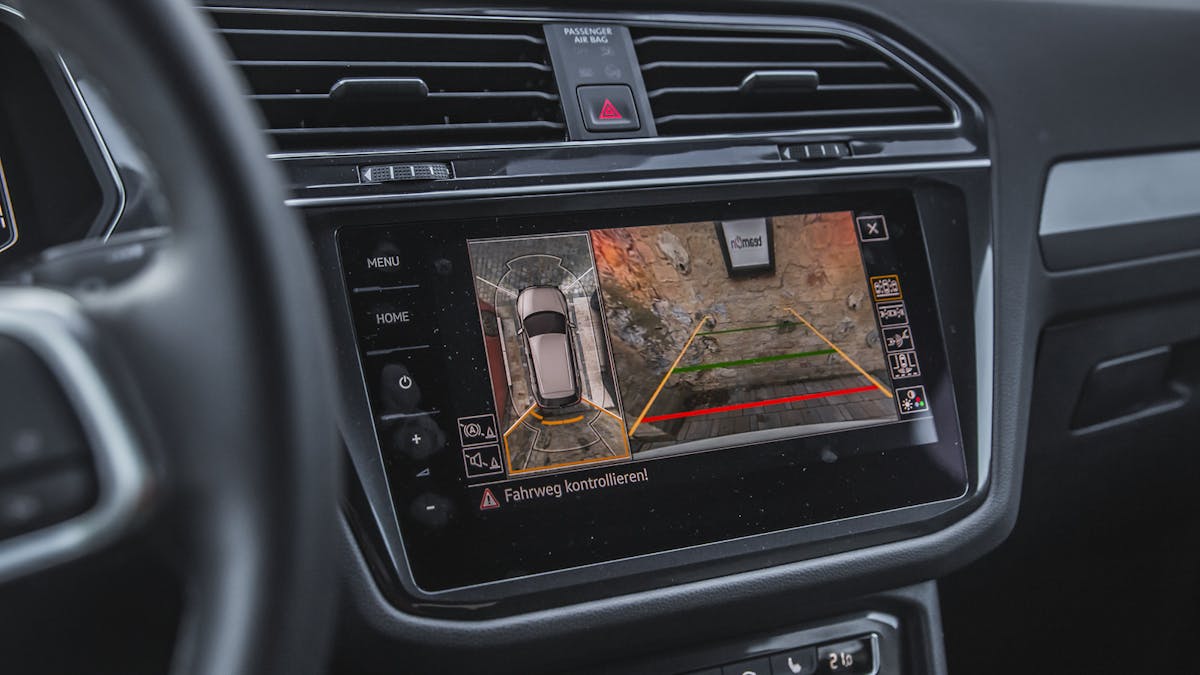Blick auf den Infotainment-Bildschirm im VW Tiguan Allspace