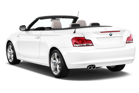 Weißes Cabrio-Auto, Rückansicht. Zwei Türen, Ledersitze, geöffnetes Verdeck. Fahrzeugaufkleber mit Emblem auf der Rückseite.