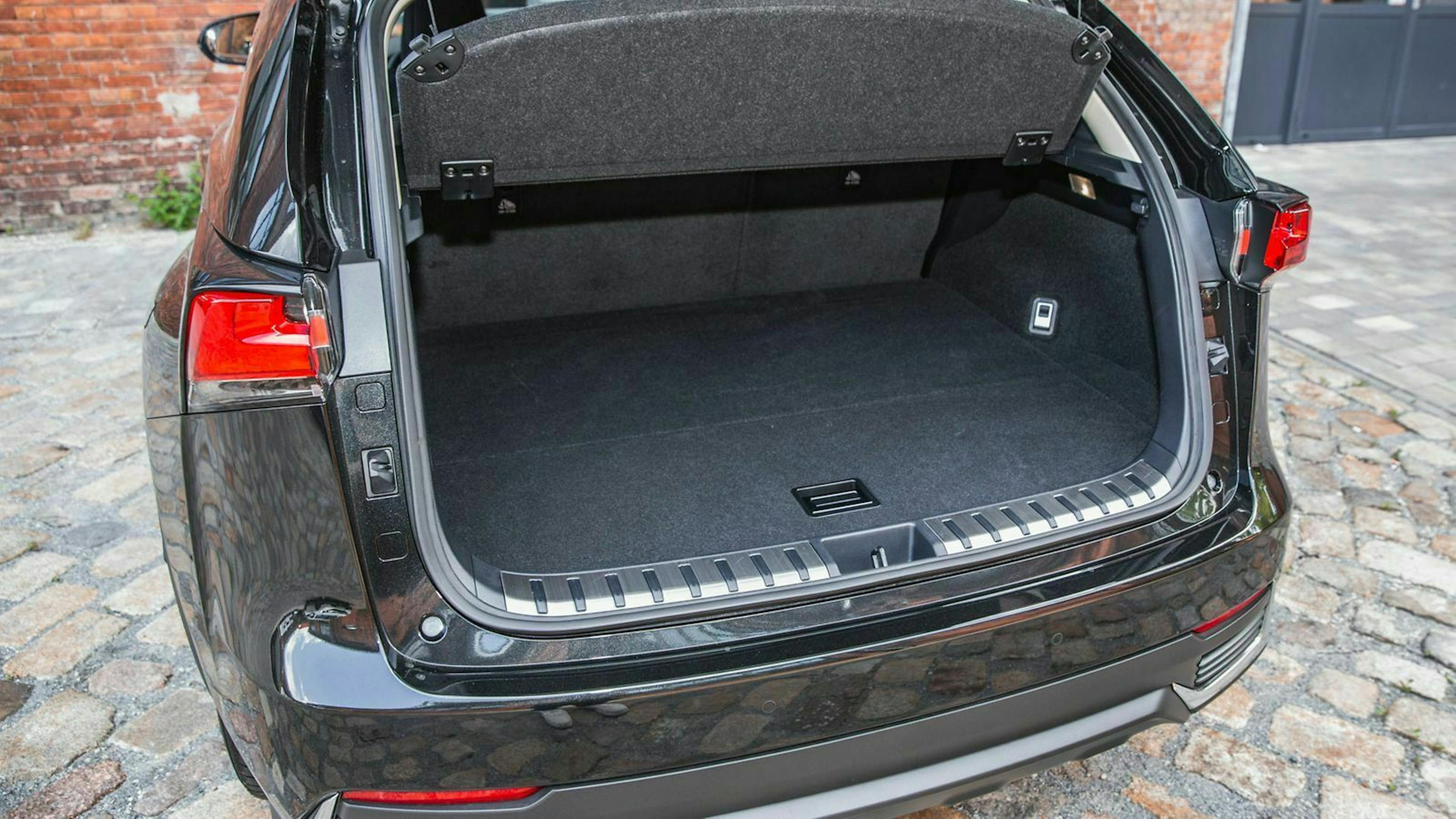 Der Lexus bietet 555 Liter Kofferraumvolumen. Bei umgeklappter Rückbank stehen 1.600 Liter zur Verfügung