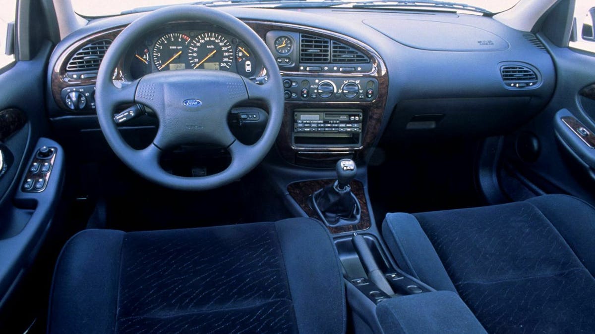 Cockpit-Ansicht des Ford Scorpio