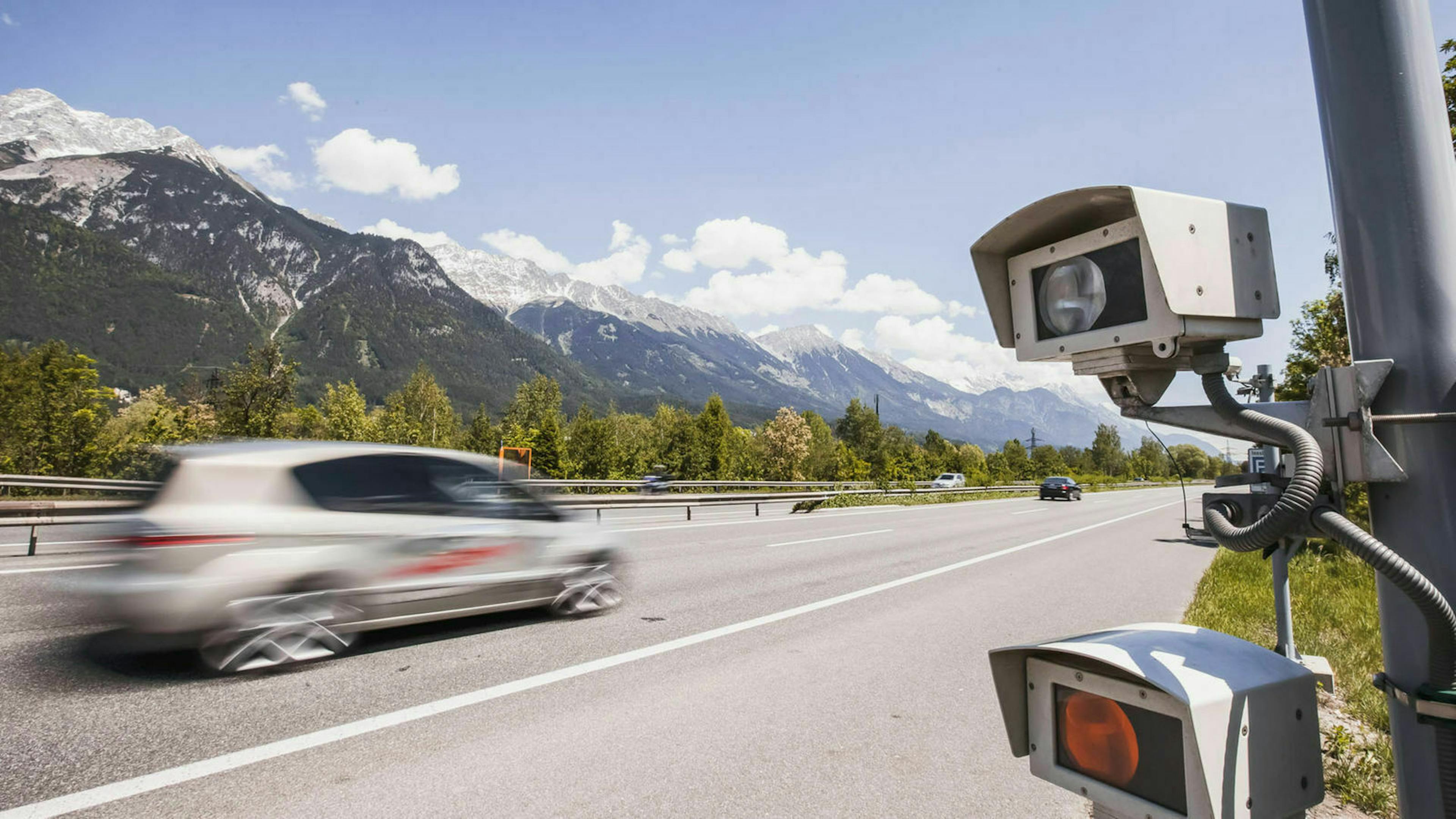 Zu schnelles Fahren wird innerorts strenger bestraft als außerorts. 