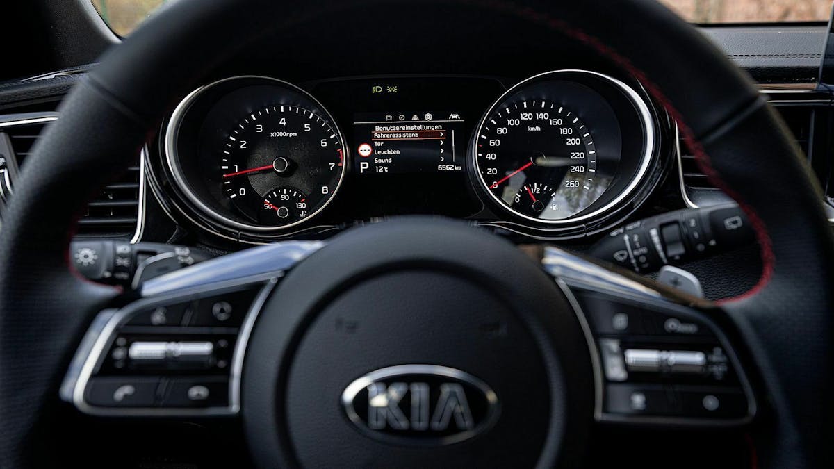 Kia Proceed Blick aufs Armaturenbrett durch das Lenkrad
