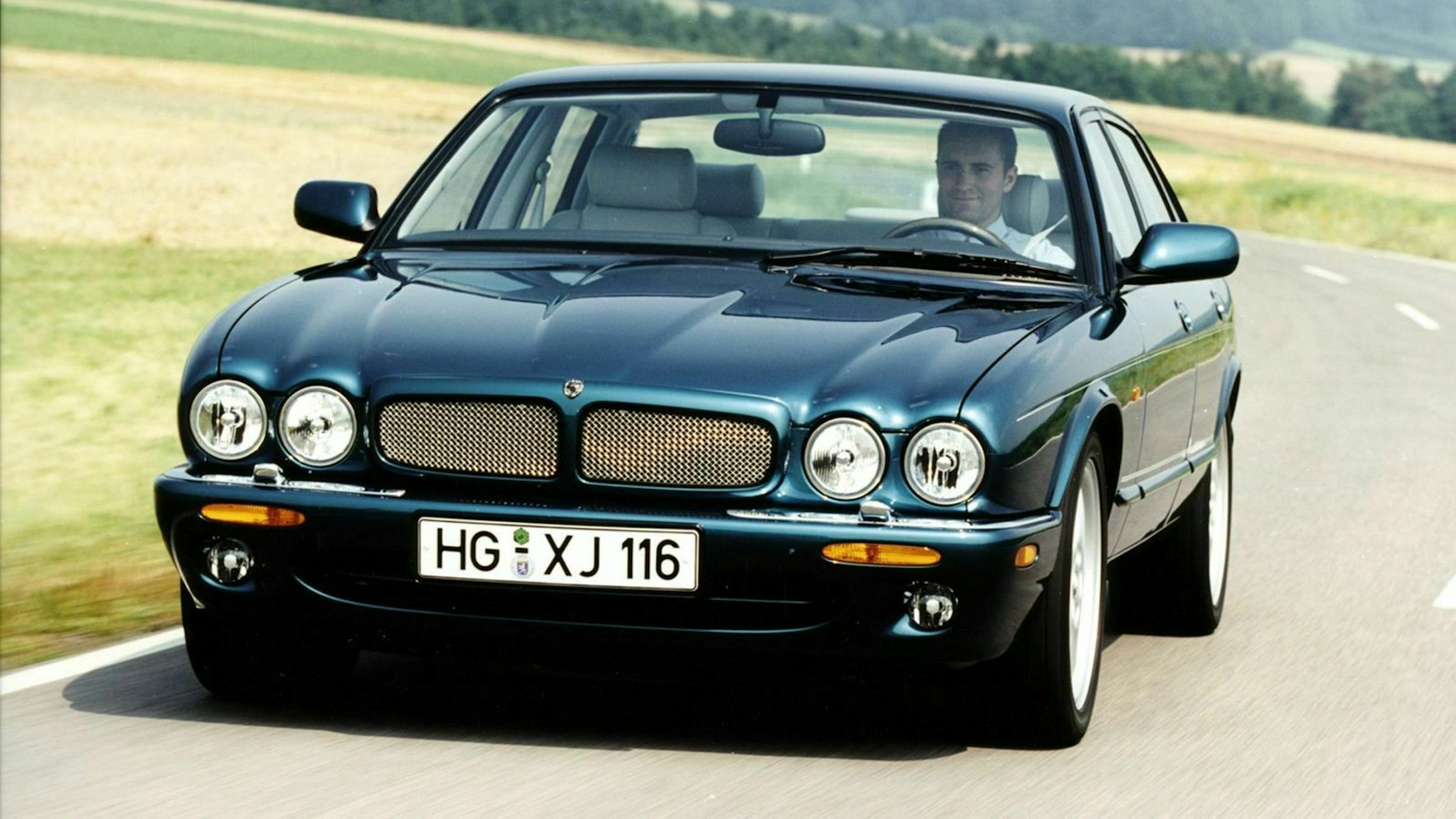 Jaguar XJ fahrend in Frontansicht