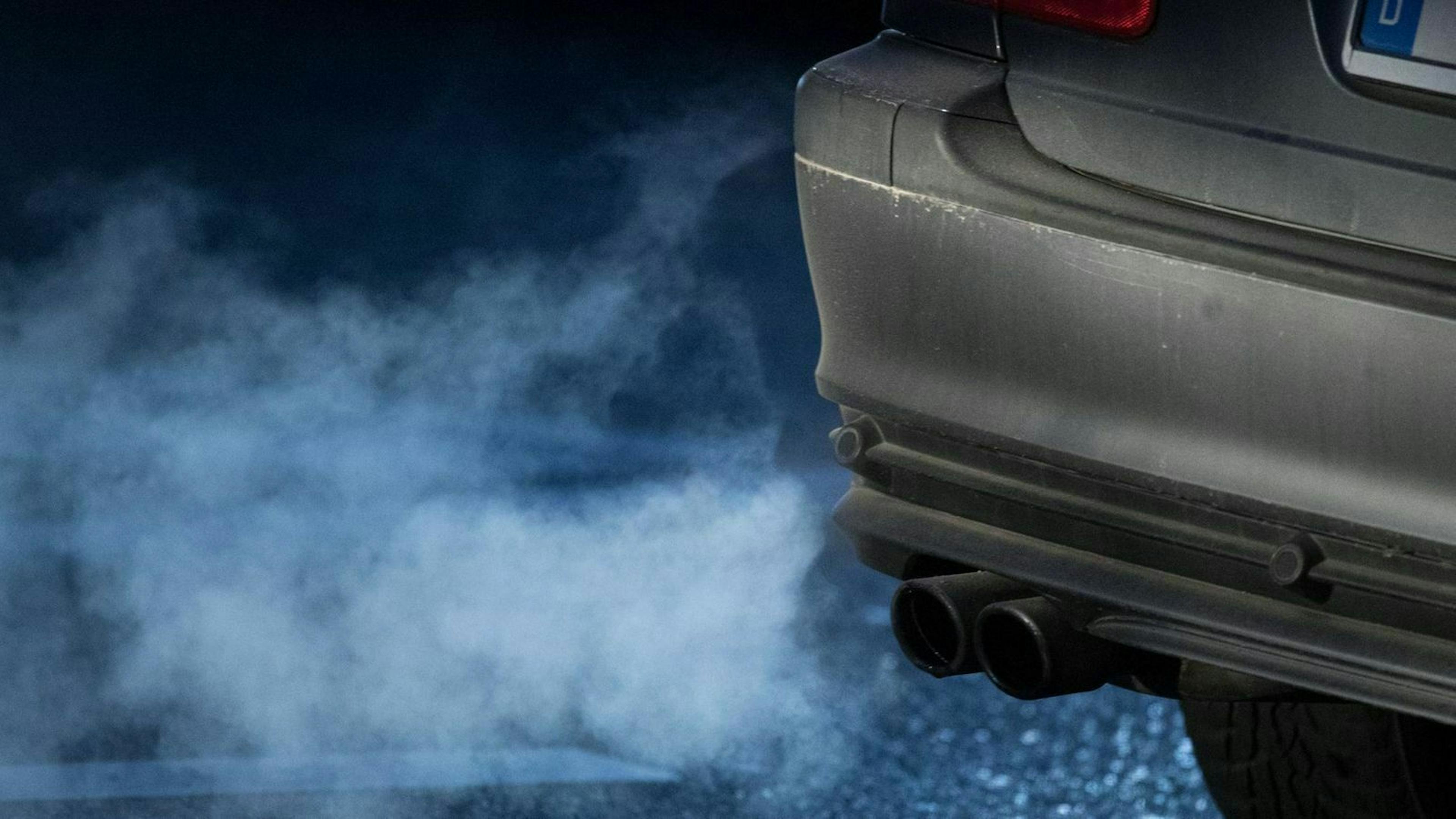Abgase kommen aus dem Auspuff eines Autos