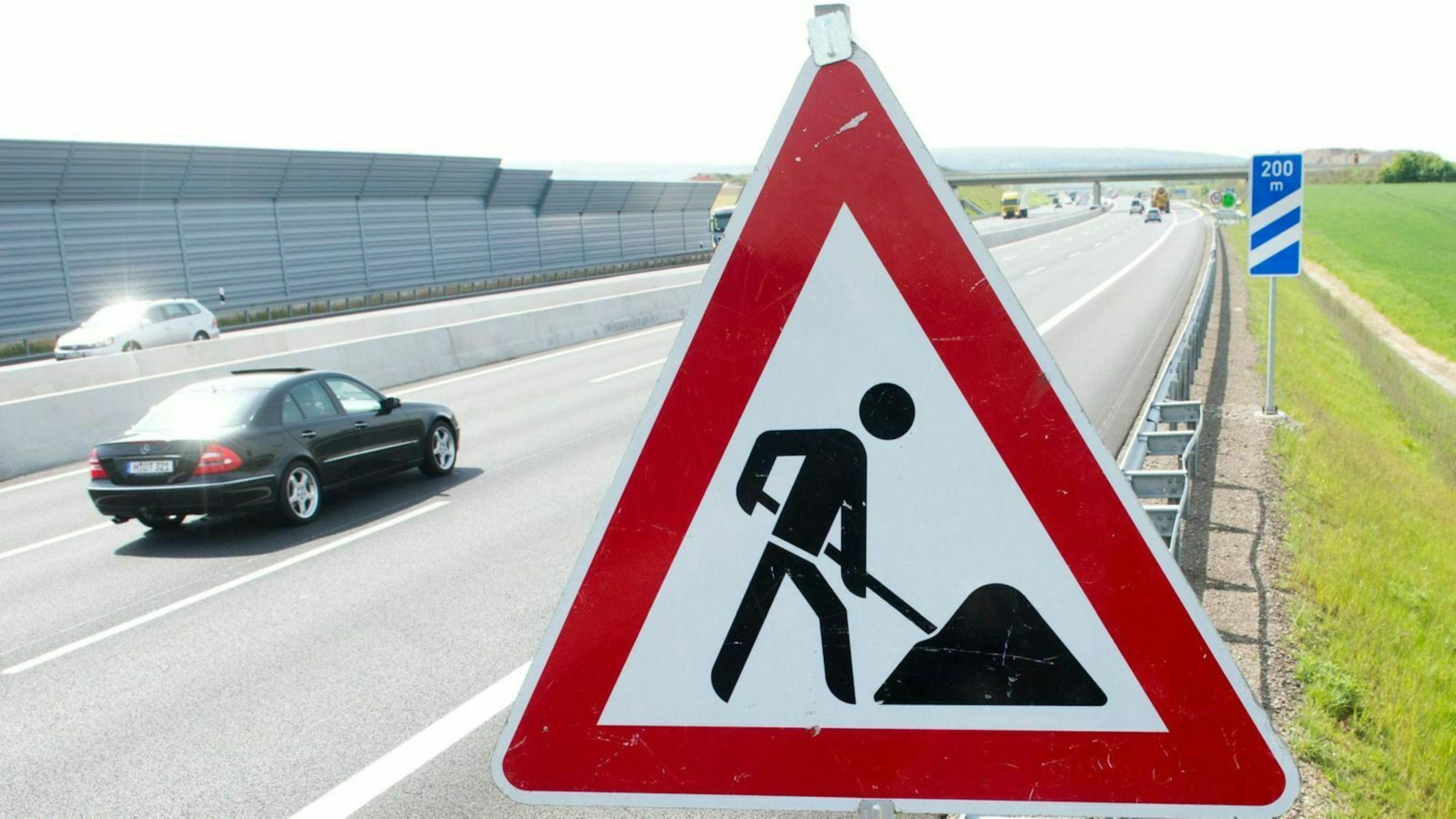 Um den vertraglich vereinbarten Baubeginn sicherzustellen, errichten einige Baufirmen die Baustelle, ohne auf ihr zu arbeiten