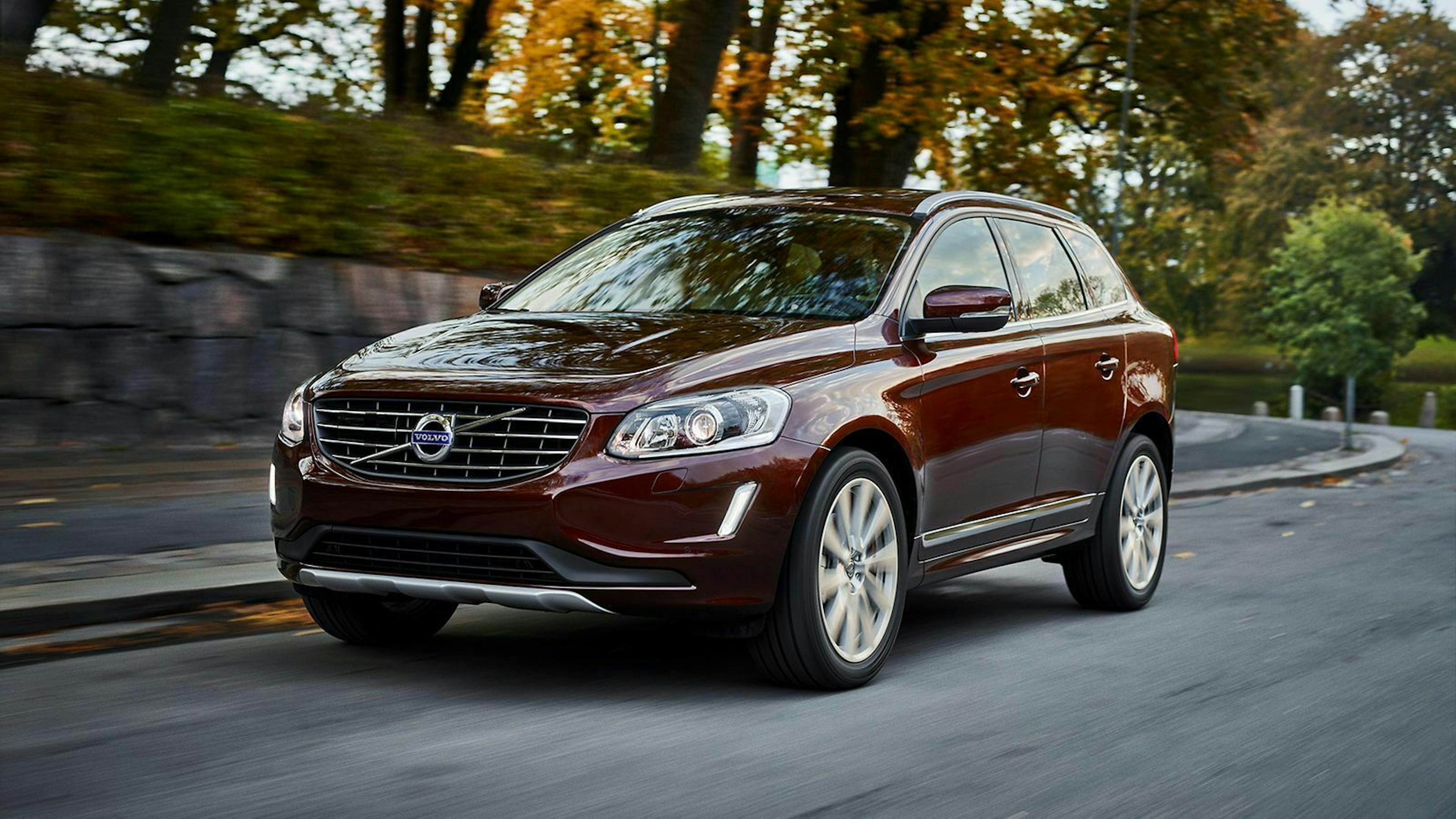 Volvo XC60 in der Ansicht von vorne-links, fahrend