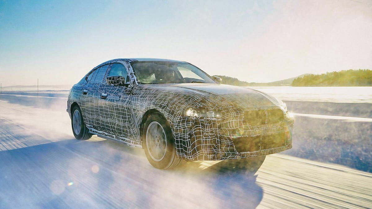 Zu sehen ist der BMW Concept i4, fahrend