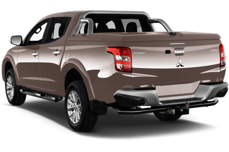 Brauner Pickup-Truck, Mitsubishi L200, Seiten- und Heckansicht. Robustes Design, geeignet für Geländefahrten.