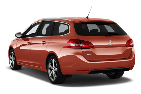 Roter Kombi von hinten, geparkt. Auto mit fünf Türen, Peugeot-Emblem auf der Heckklappe, modernes Design, Rücklicht leuchtet.