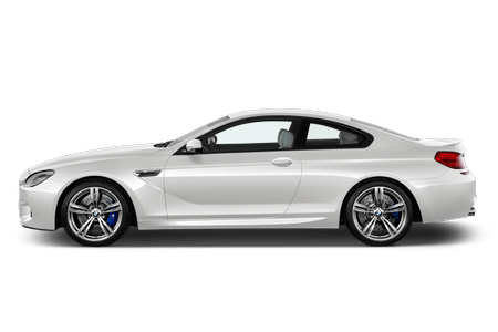 Silbernes Sportcoupé, seitliche Ansicht, zweitägig mit aerodynamischem Design und markanten Felgen auf weißem Hintergrund.