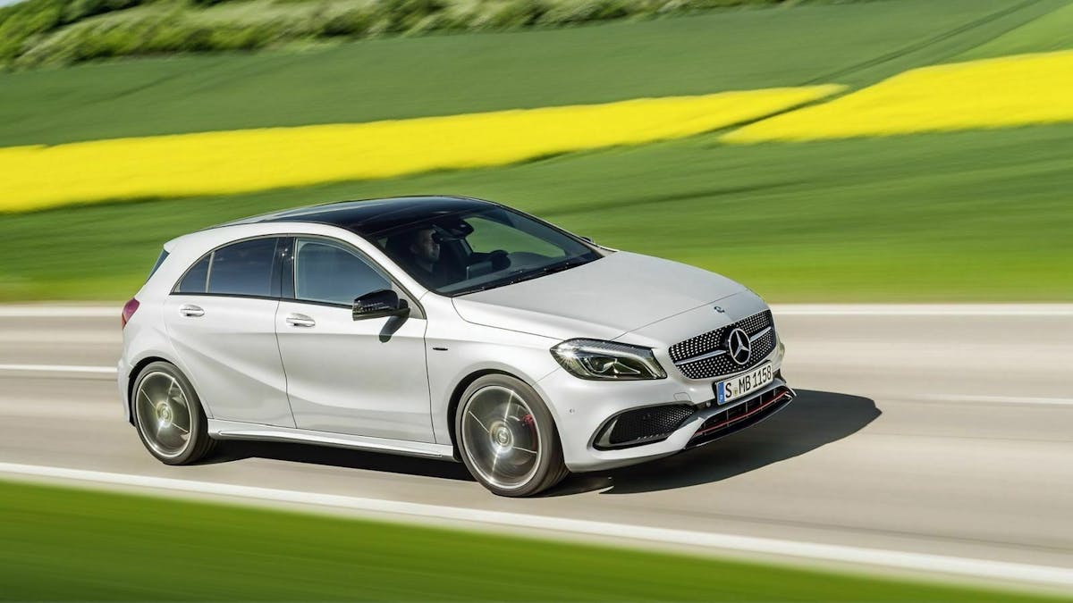 Zu sehen ist die Mercedes A-Klasse (2015), fahrend
