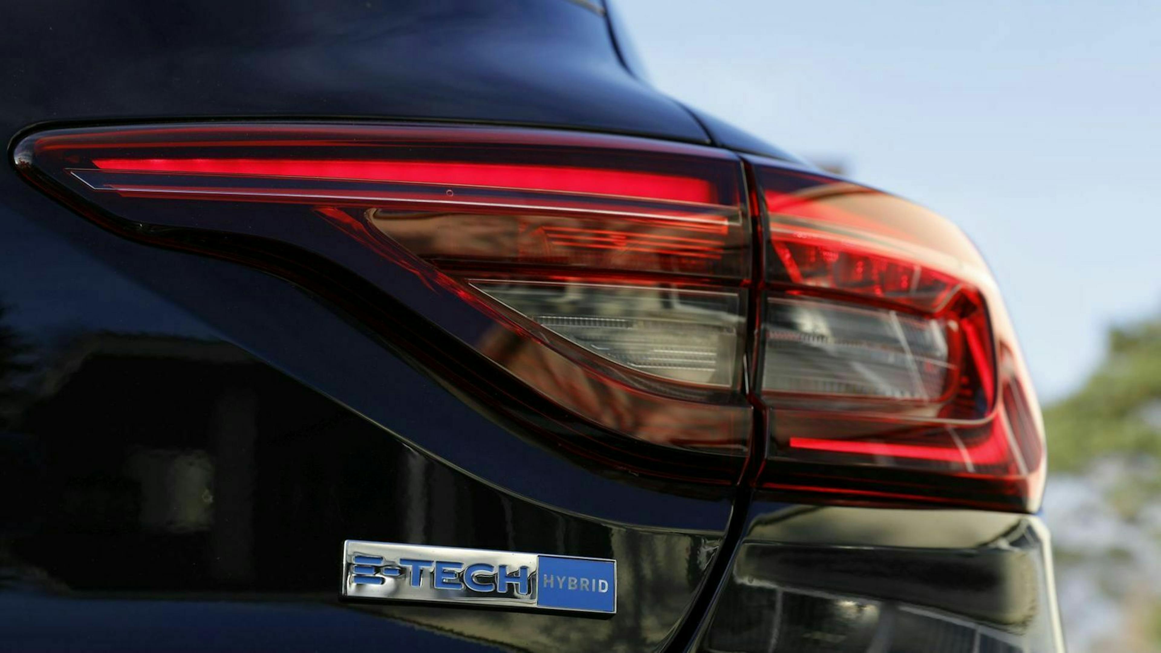 Zu sehen ist der Rückscheinwerfer des Renault Clio e-Tech Hybrid