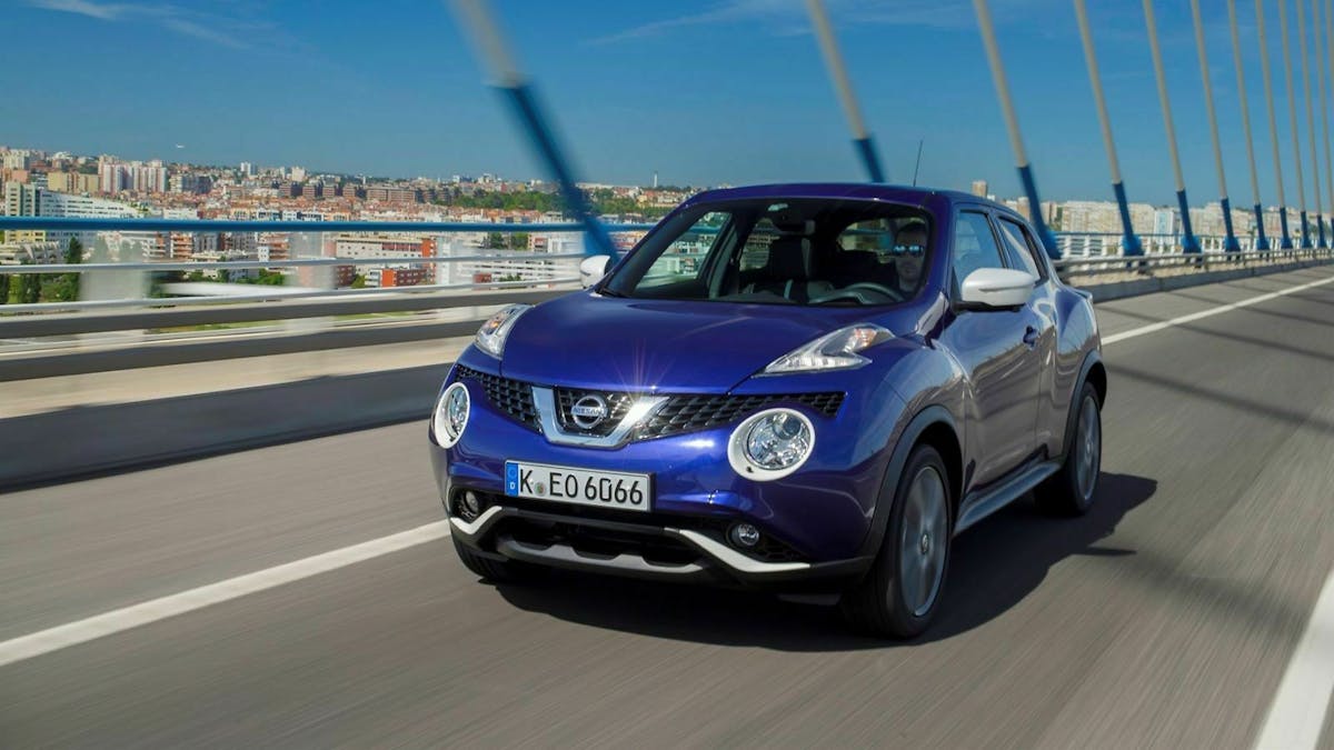 Nissan Juke in der Frontansicht, fahrend auf einer Brücke