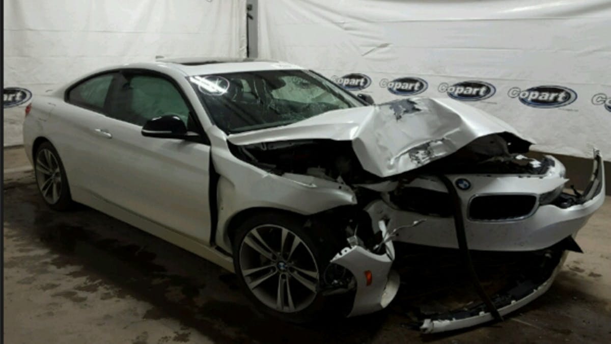 BMW nach Unfallschaden in einer Halle stehend