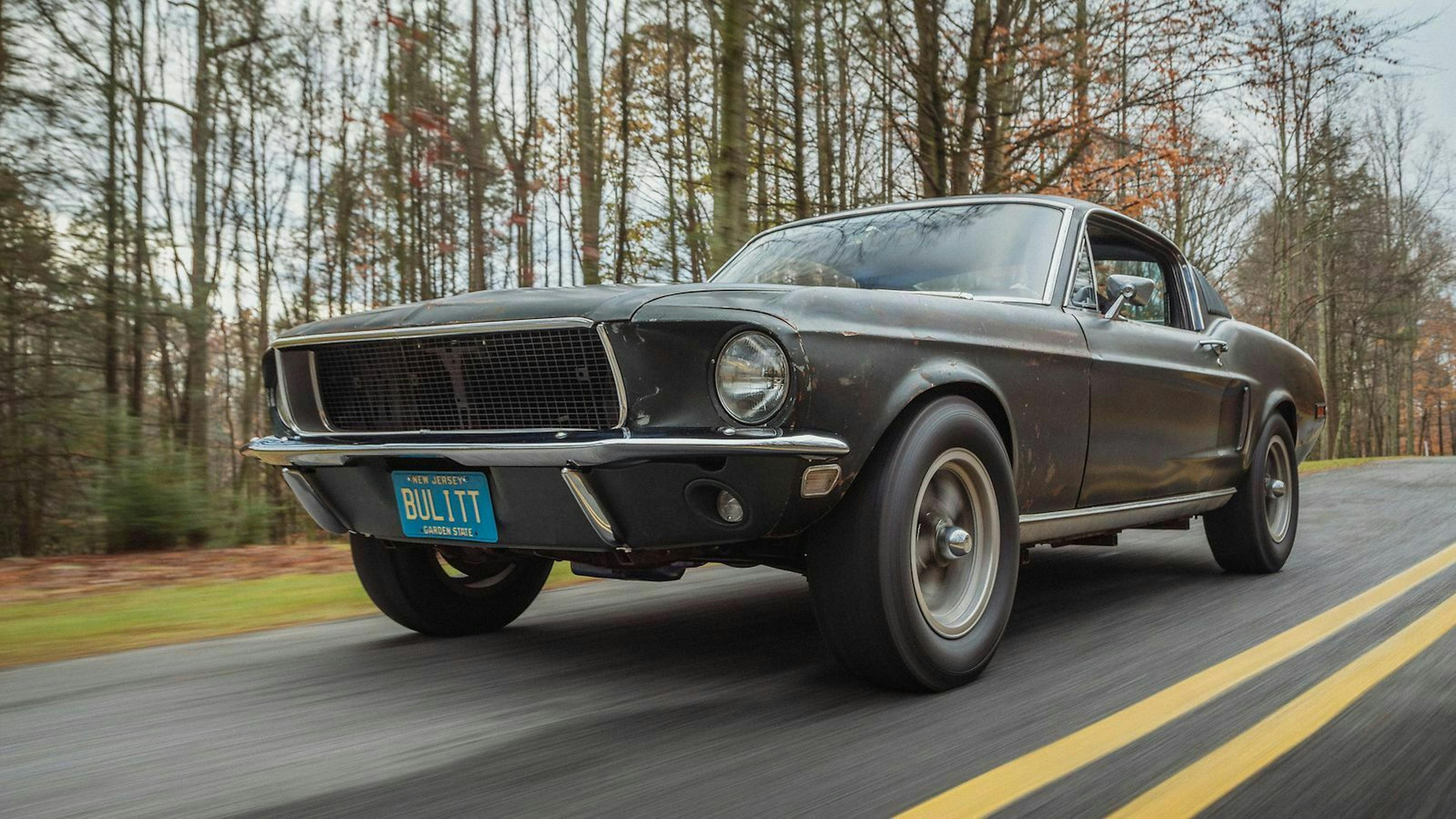 Zu sehen ist der Ford Mustang Bullitt von 1968, fahrend