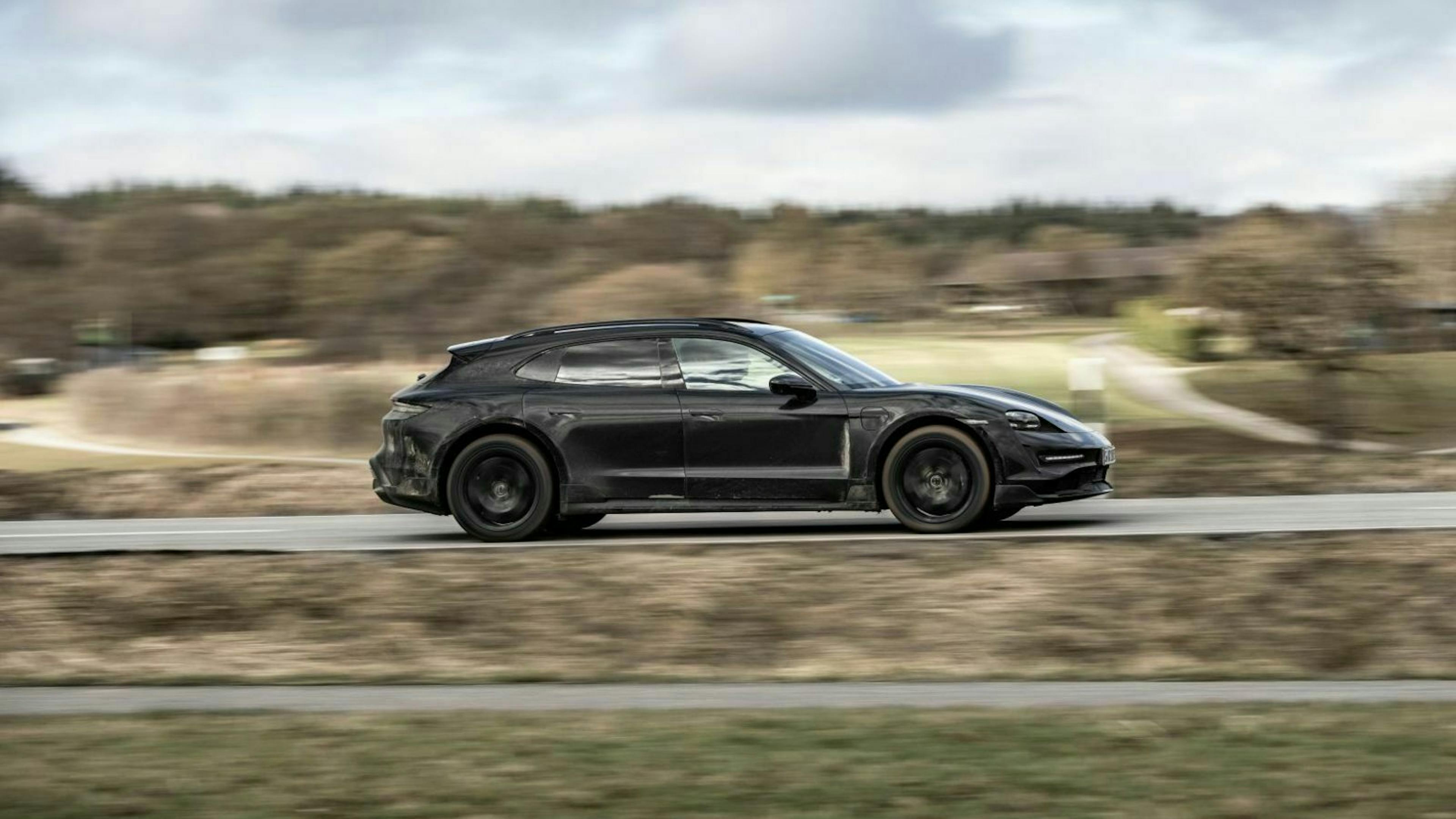 Zu sehen ist der Porsche Taycan Cross Turismo in seitlicher Position