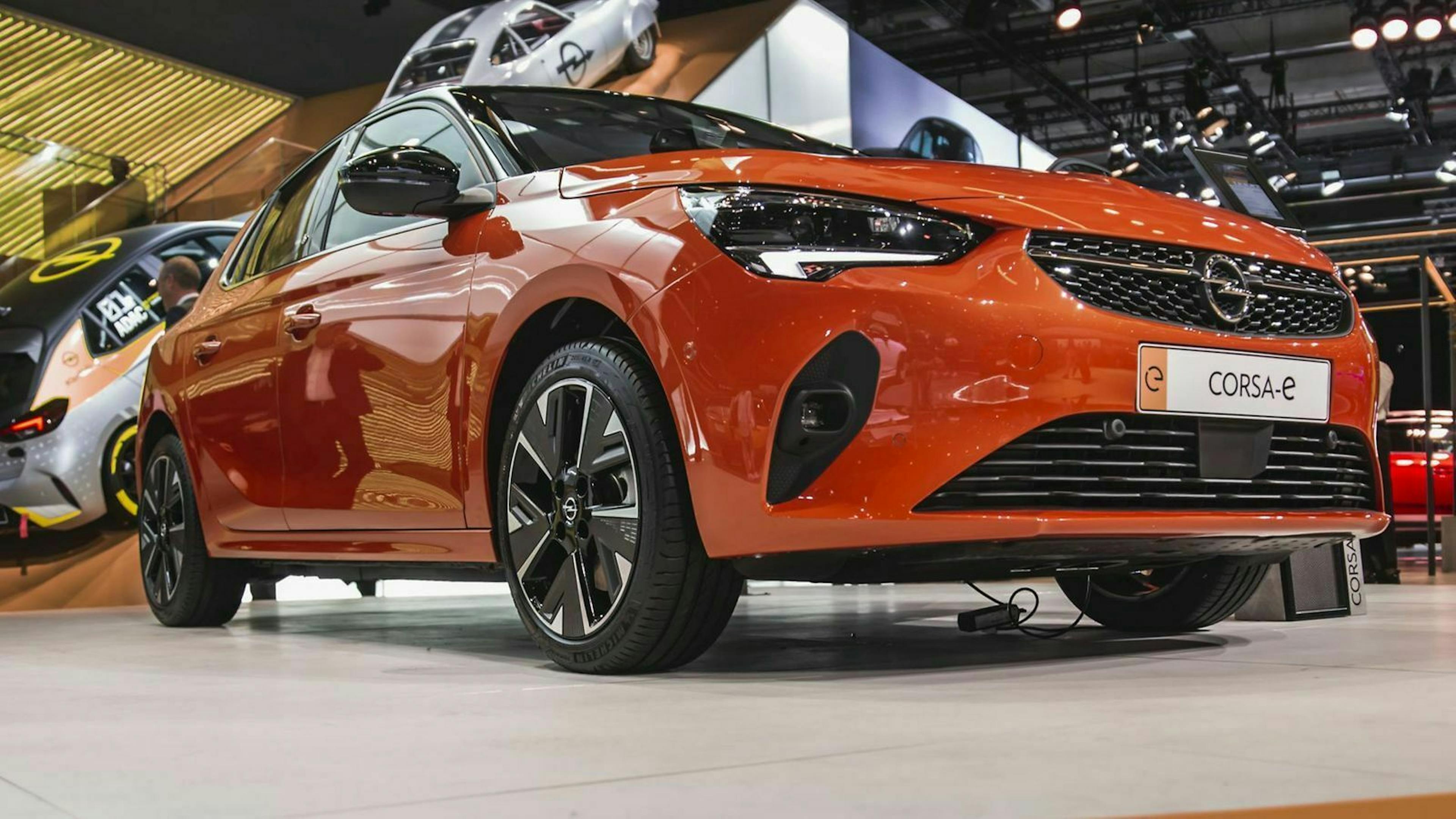 Das Bild zeigt den Opel Corsa e von schräg vorne