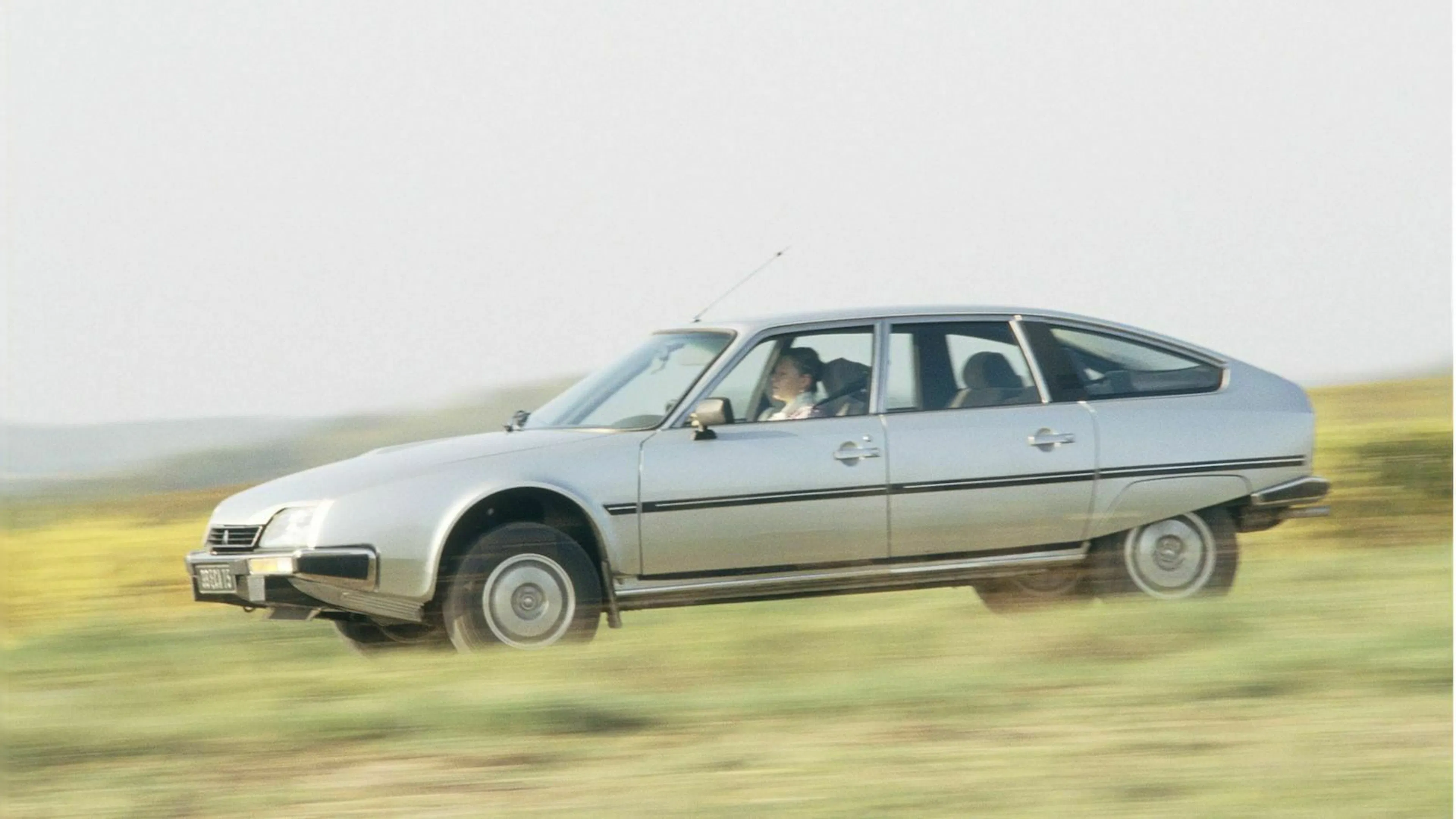 Citroen CX fahrend in Seitenansicht