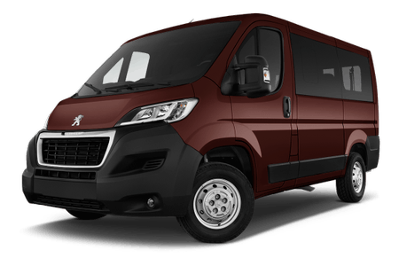 Roter Lieferwagen mit Peugeot-Logo, großer Frontstoßstange und schwarzen Fenstern. Fahrzeug steht auf grauem Hintergrund.