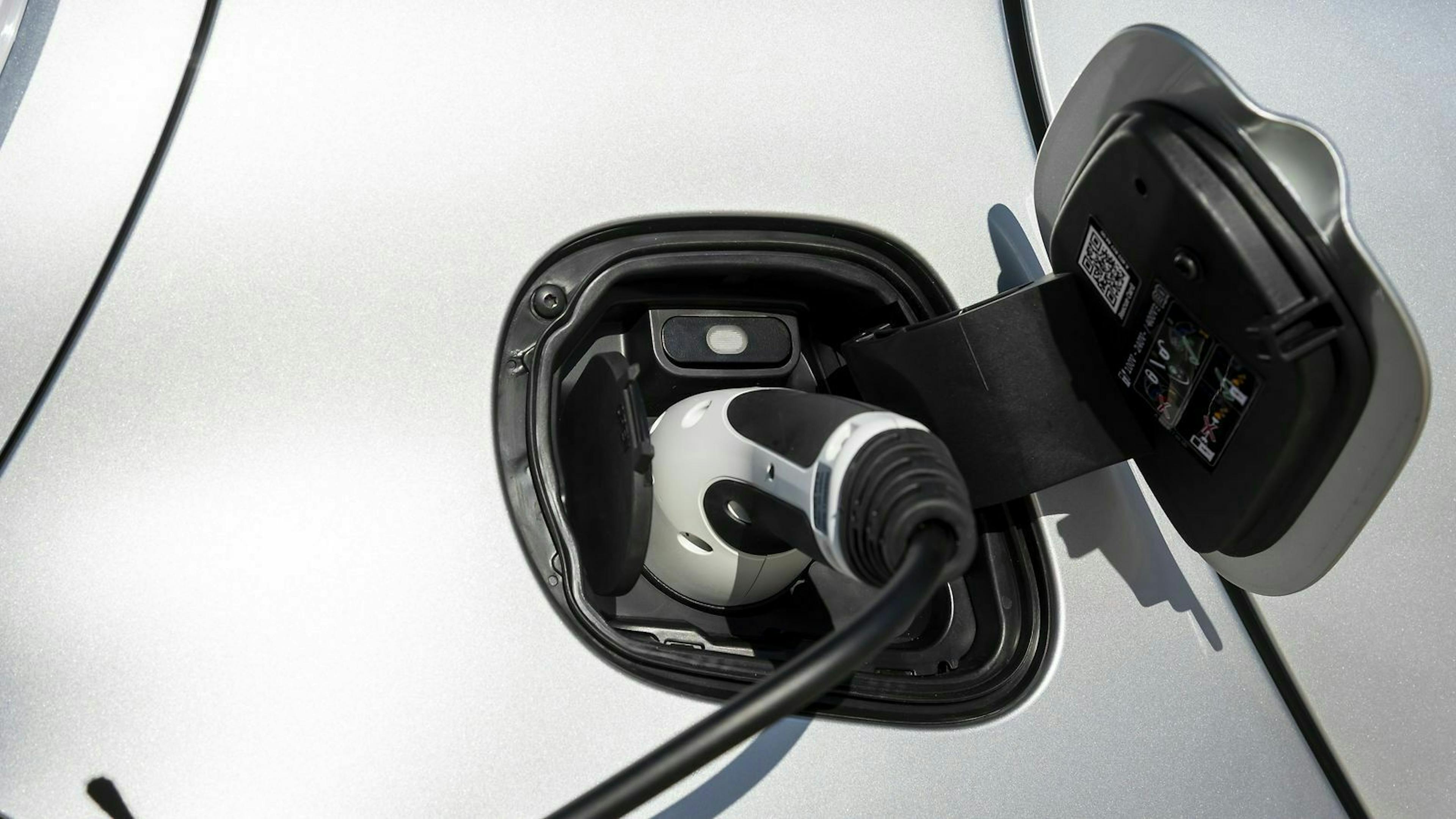 Zu sehen ist der Stromanschluss des Smart EQ ForTwo Coupe Cool Silver