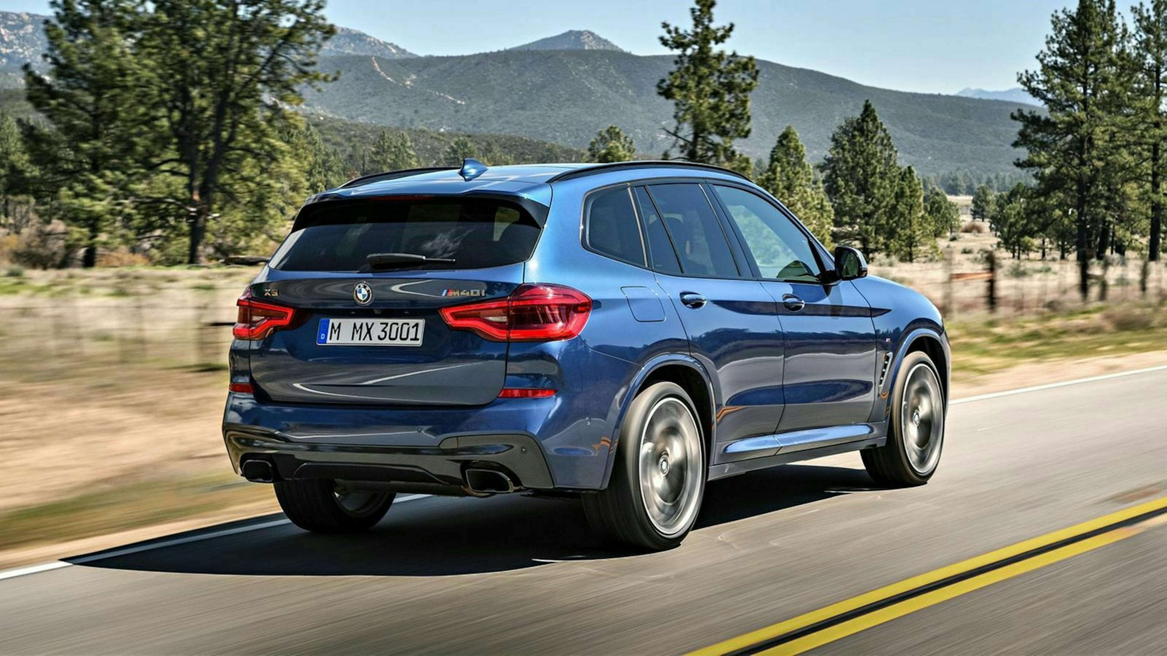 Zu sehen ist der BMW X3 von hinten, fahrend