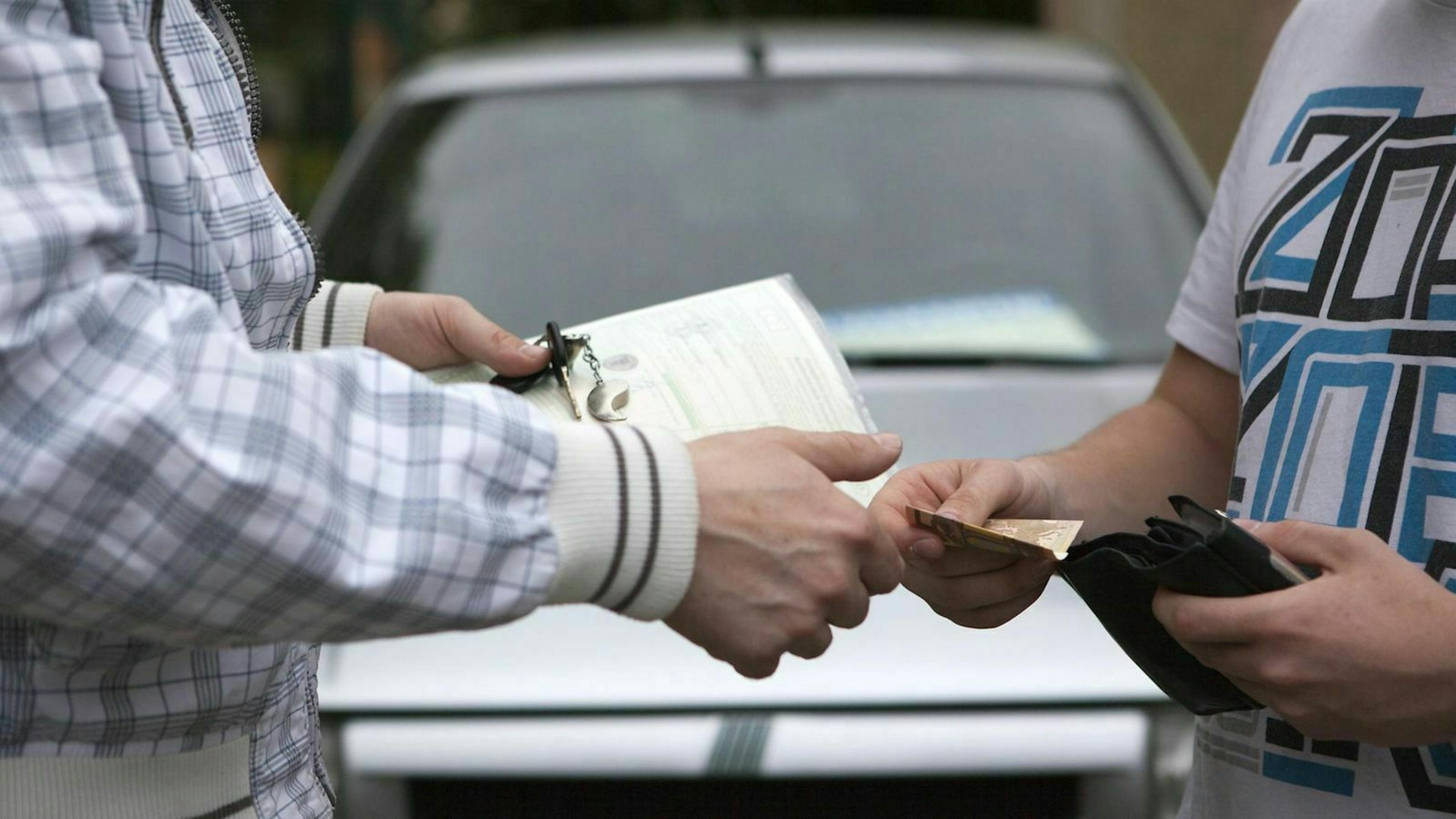 Wir erklären Dir, wie Du Dich beim Autokauf vor Betrügern schützen kannst.