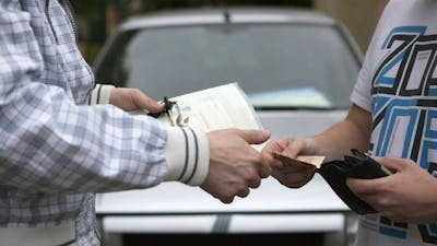 Wir erklären Dir, wie Du dich beim Autokauf vor Betrügern schützen kannst