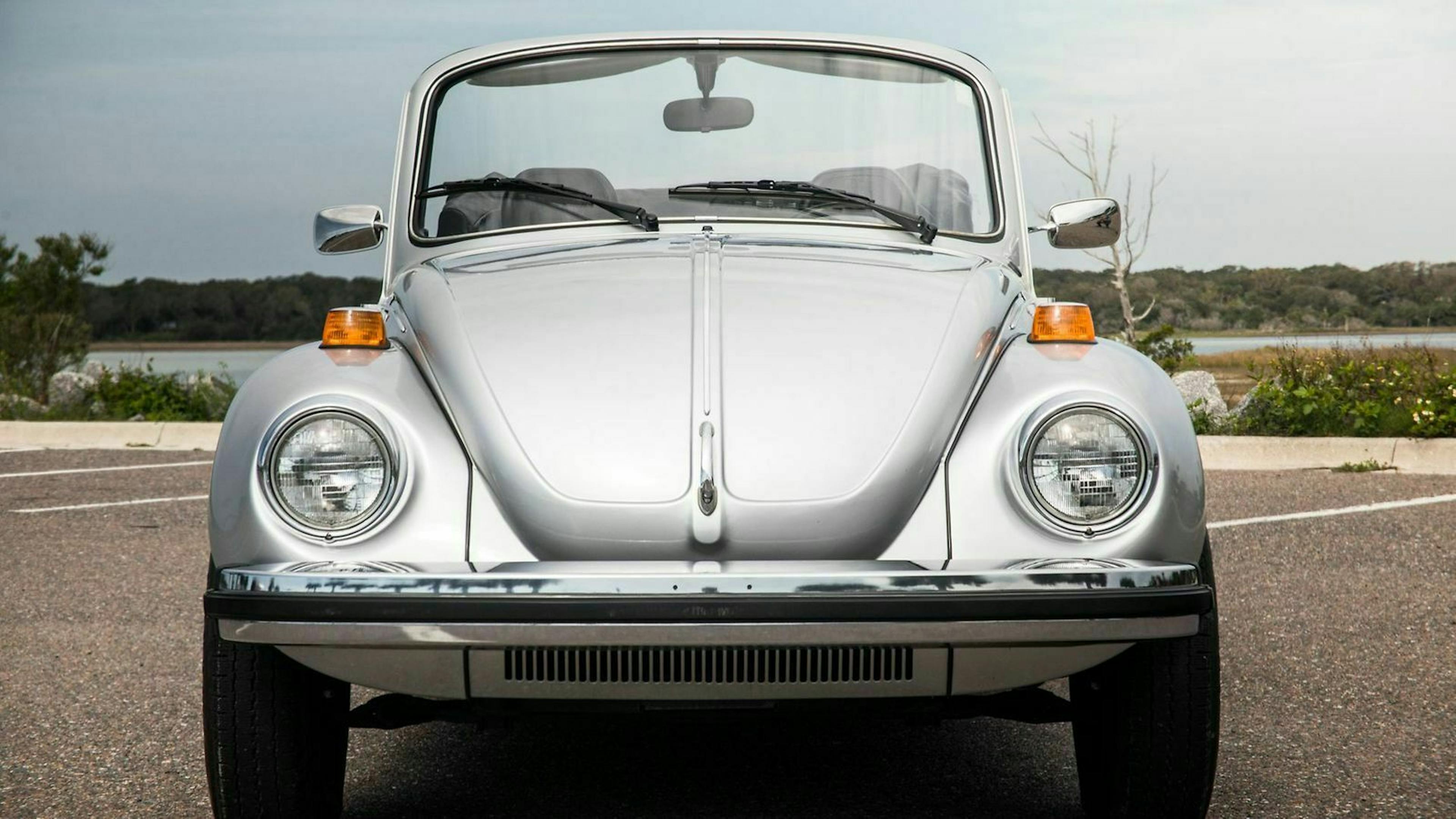 Zu sehen ist die Front des VW Super Beetle Convertible