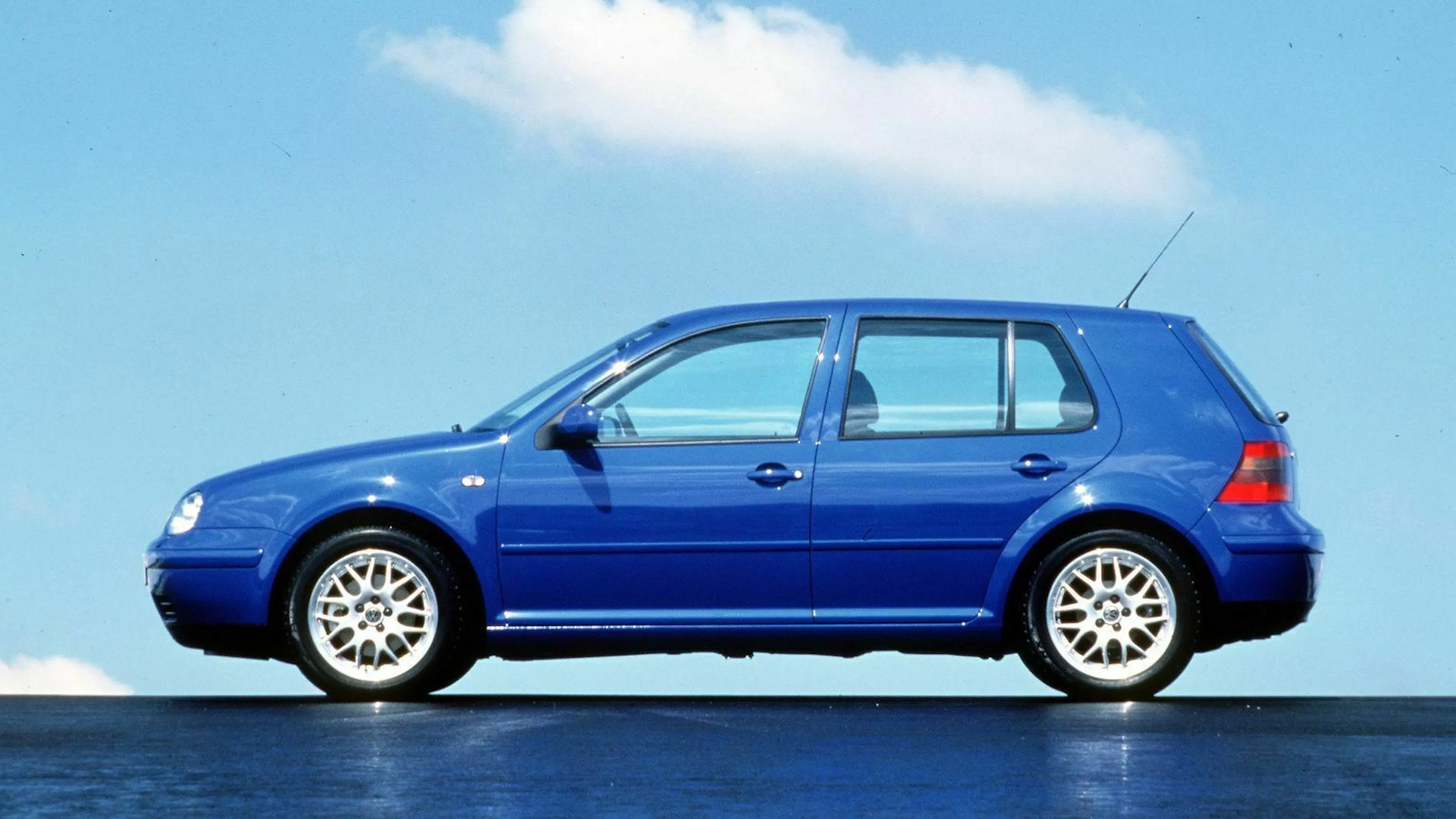 Zu sehen ist der Golf IV in seitlicher Position