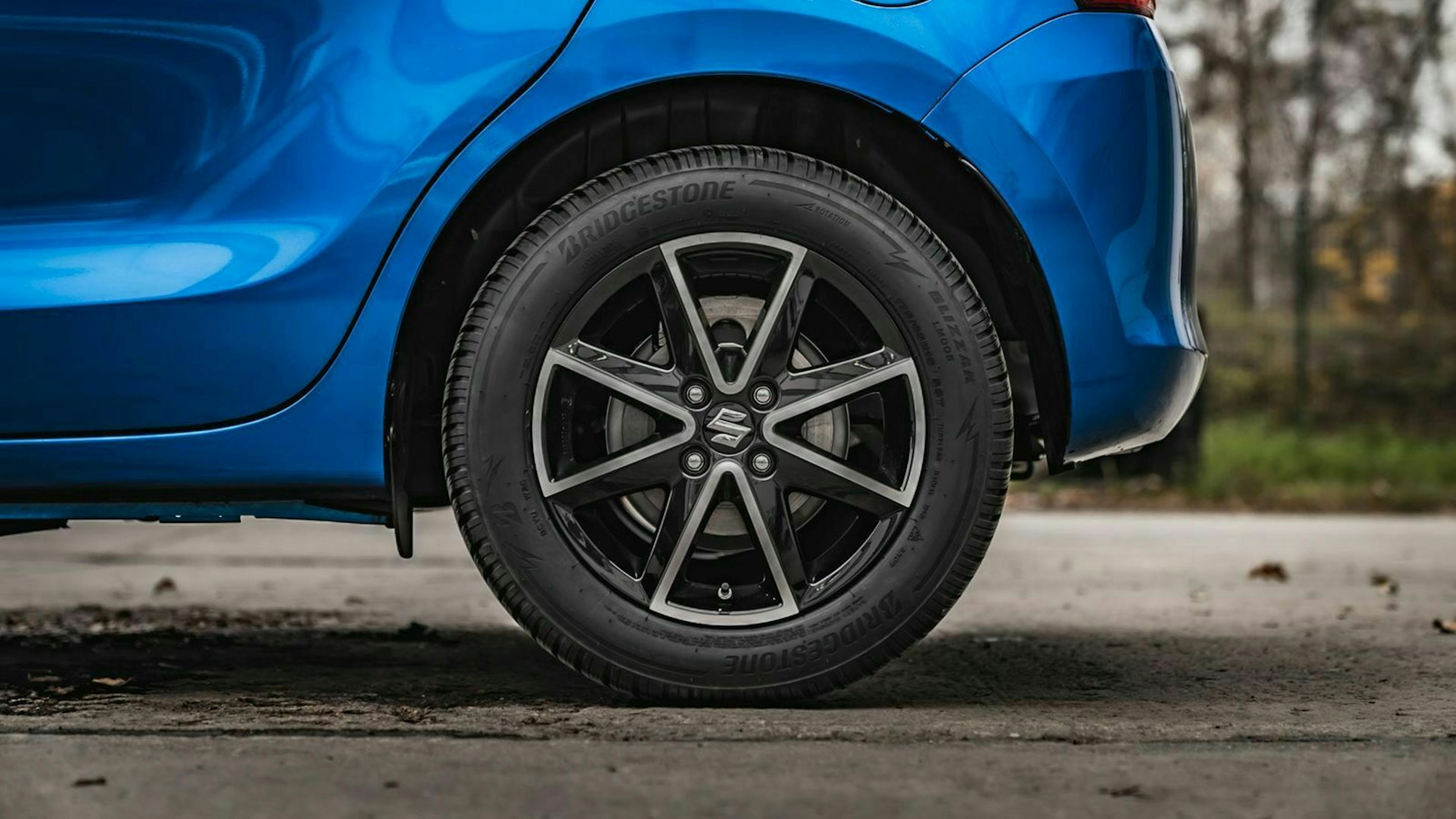 Zu sehen ist ein Rad des Suzuki Swift Hybrid 2020 