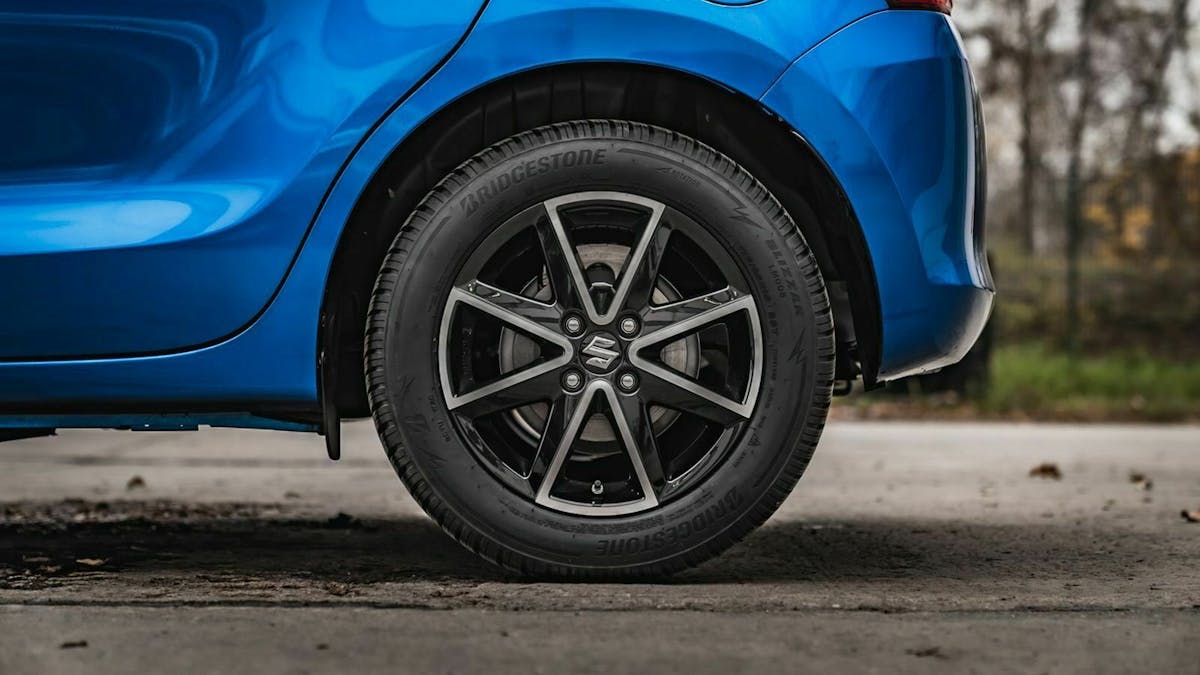 Zu sehen ist ein Rad des Suzuki Swift Hybrid 2020