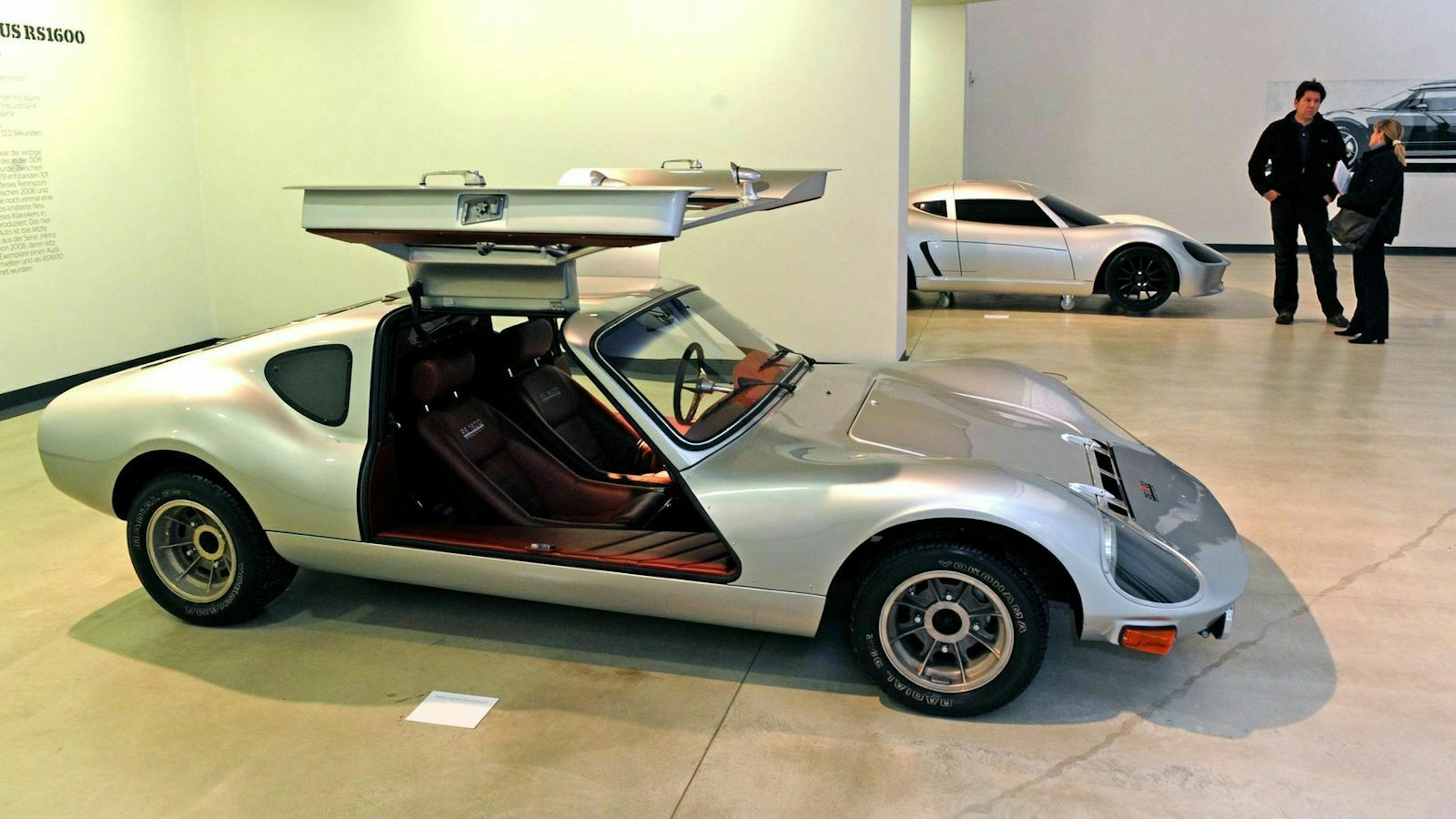 Der Melkus RS 1000 in Seitenansicht mit offenen Türen