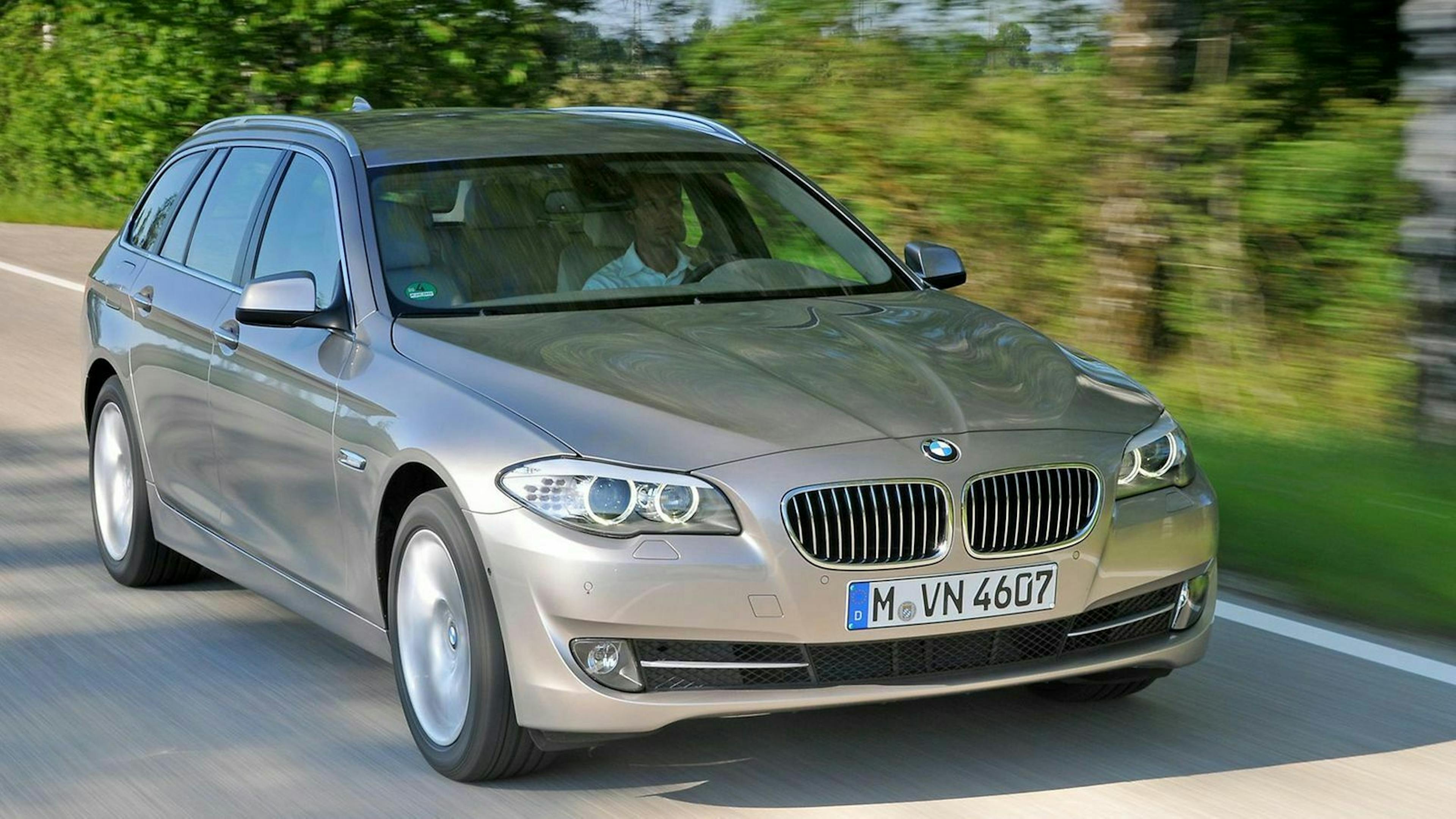 BMW 530d in der Frontansicht, fahrend