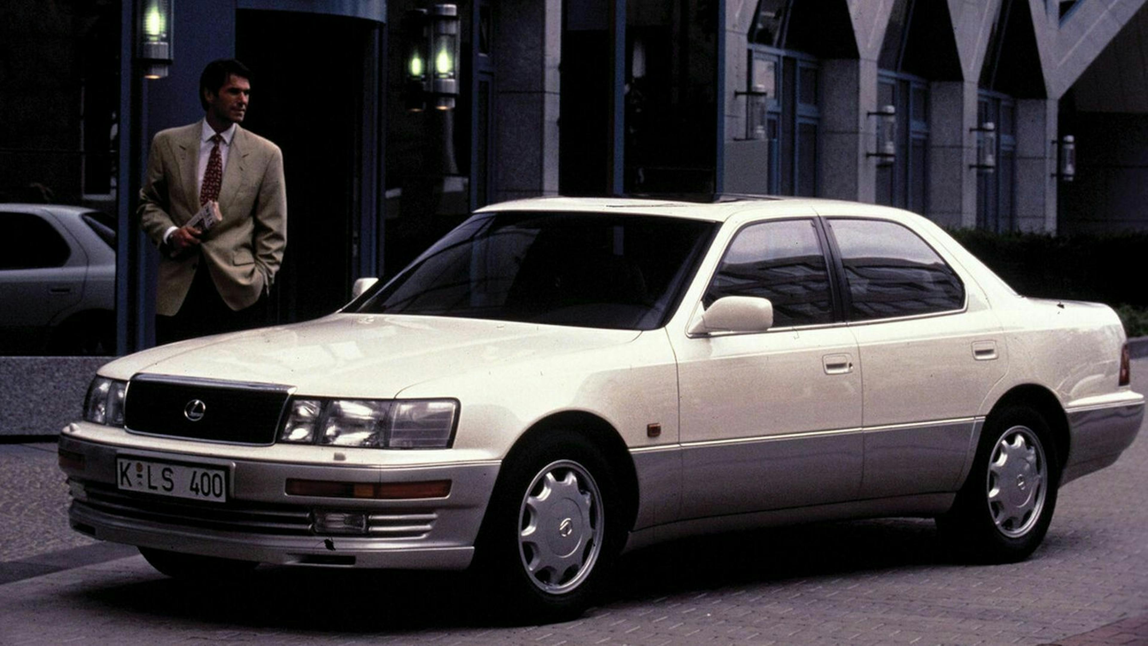 Lexus LS 400 stehend in Seitenansicht