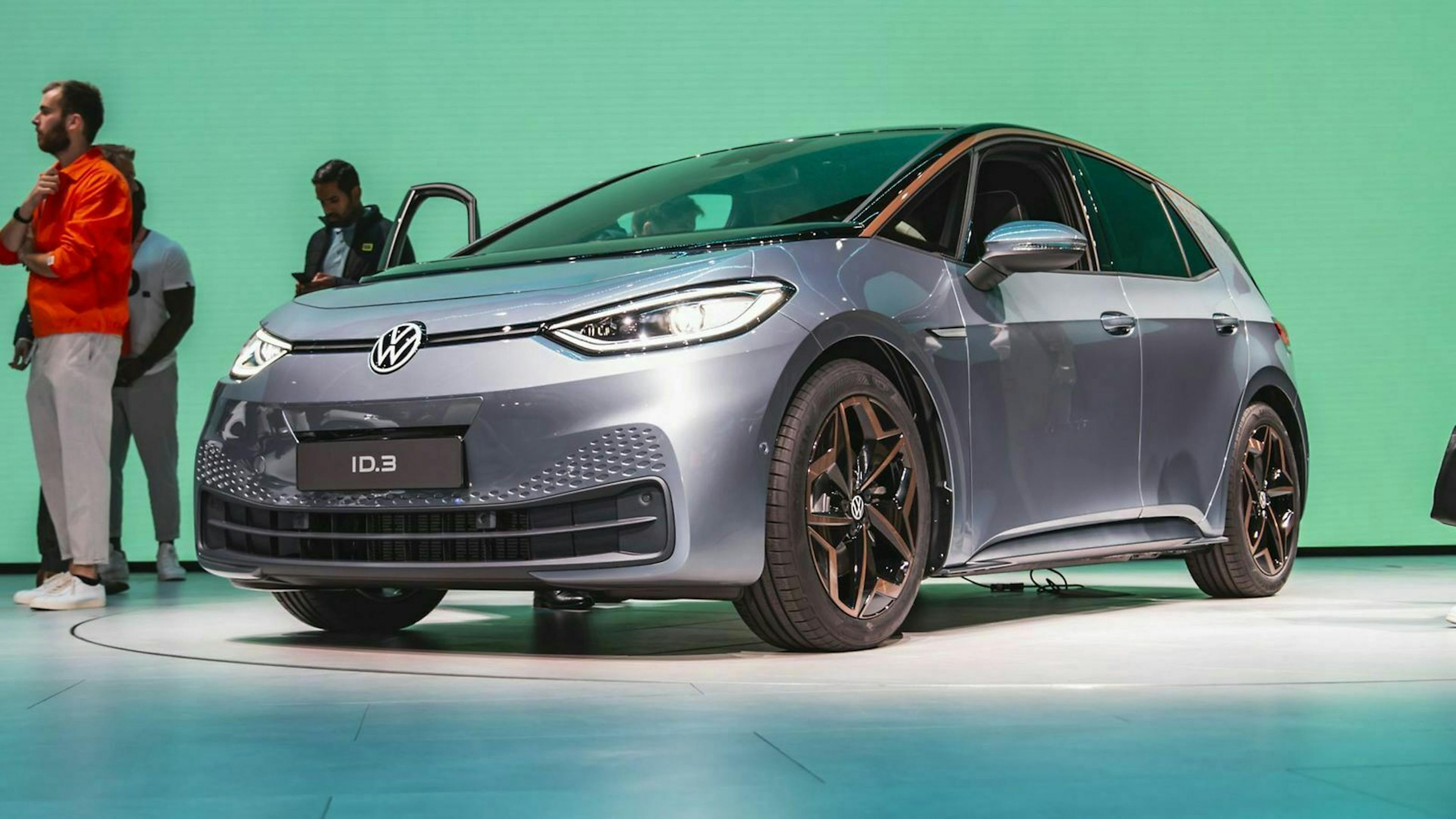 Der VW ID. 3 steht auf Volkswagens IAA-Messestand