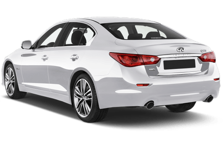 Weiße Limousine, gesehen von hinten, mit glänzender Karosserie, sportlichen Rädern und zwei Auspuffrohren.