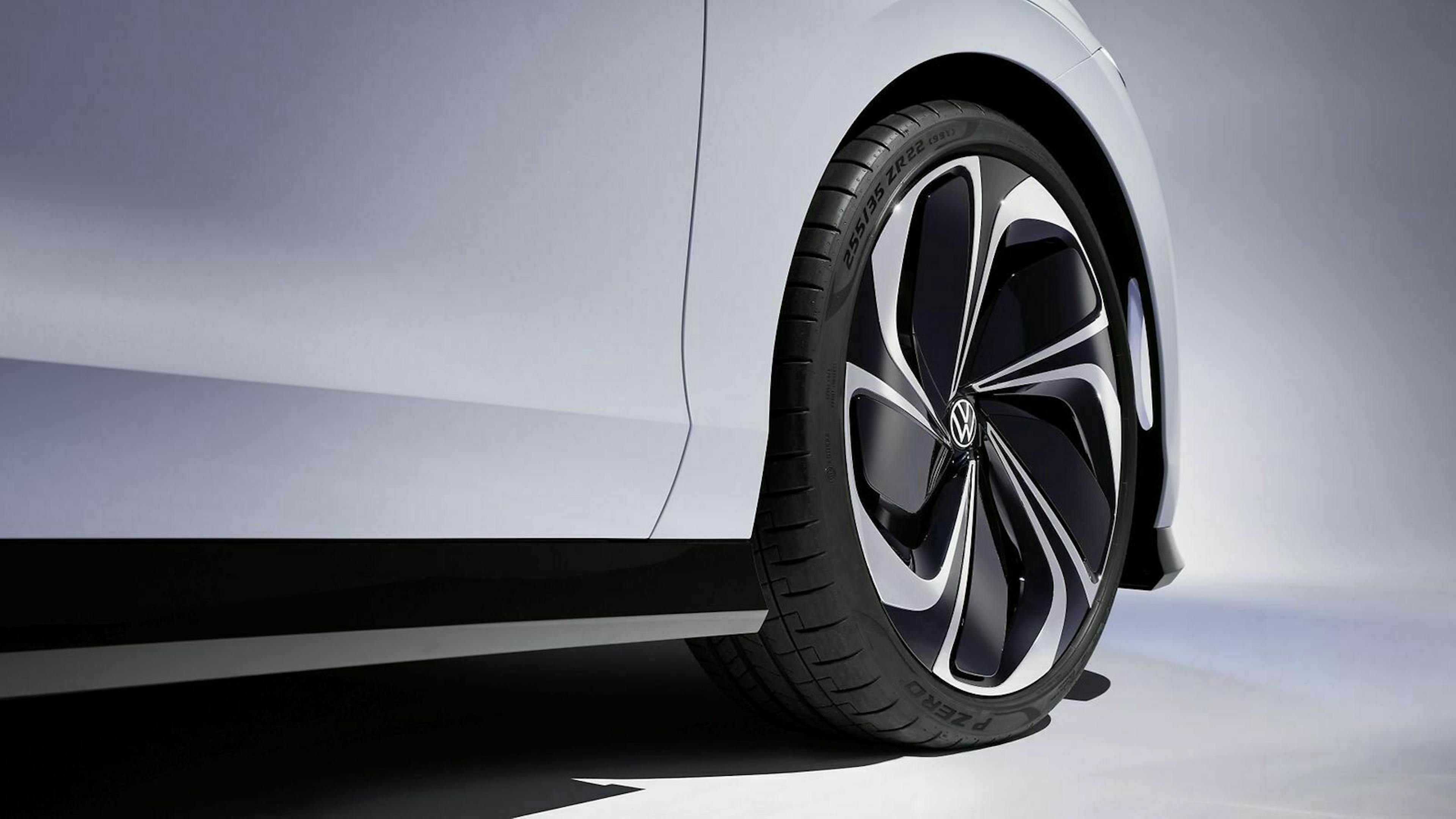 Blick auf die Reifen des VW ID Space Vizzion