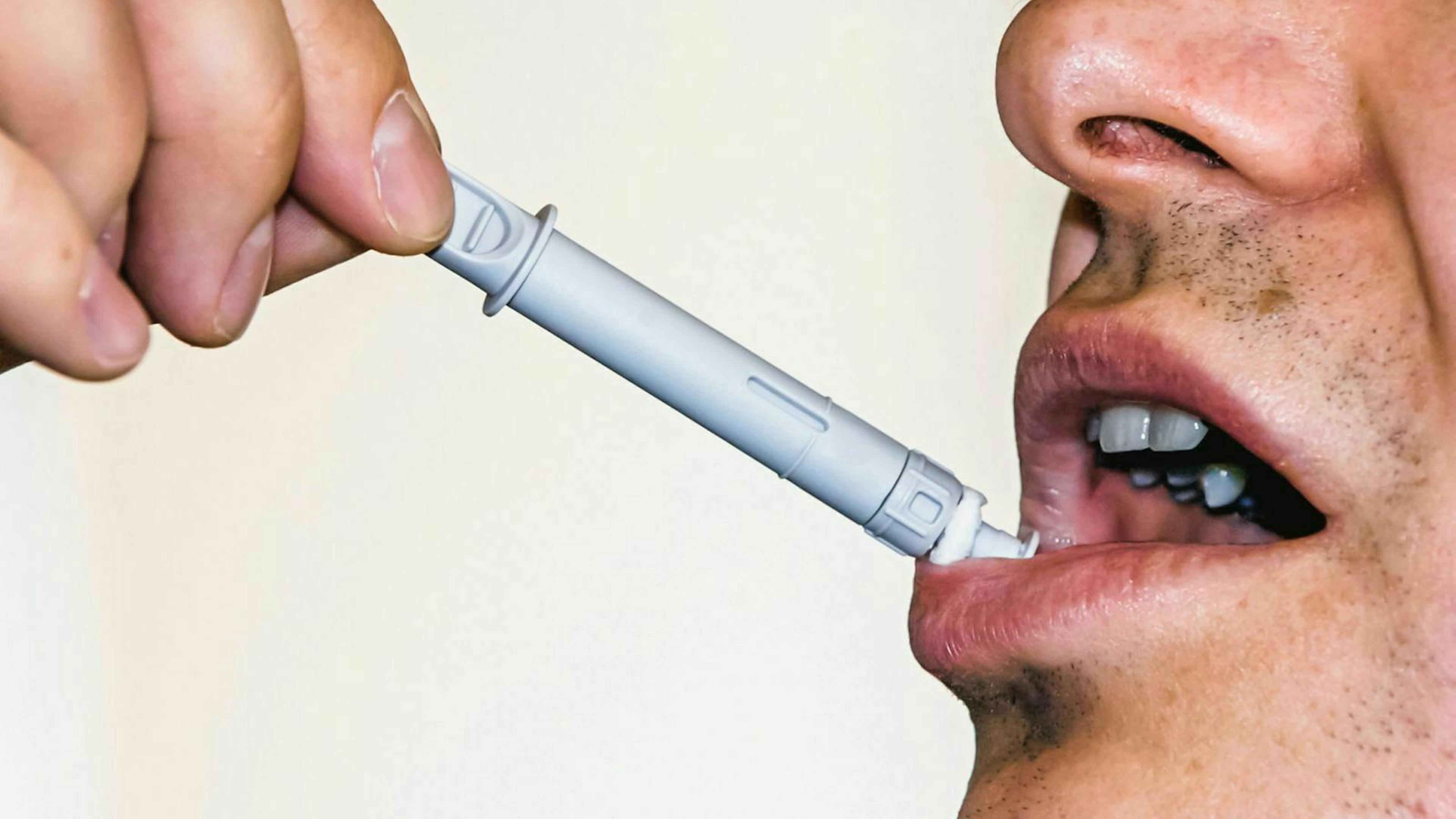 Beim Speicheltest wird mit einem Teststreifen Speichel aus dem Mundraum entnommen und in einem Schnelltest analysiert.