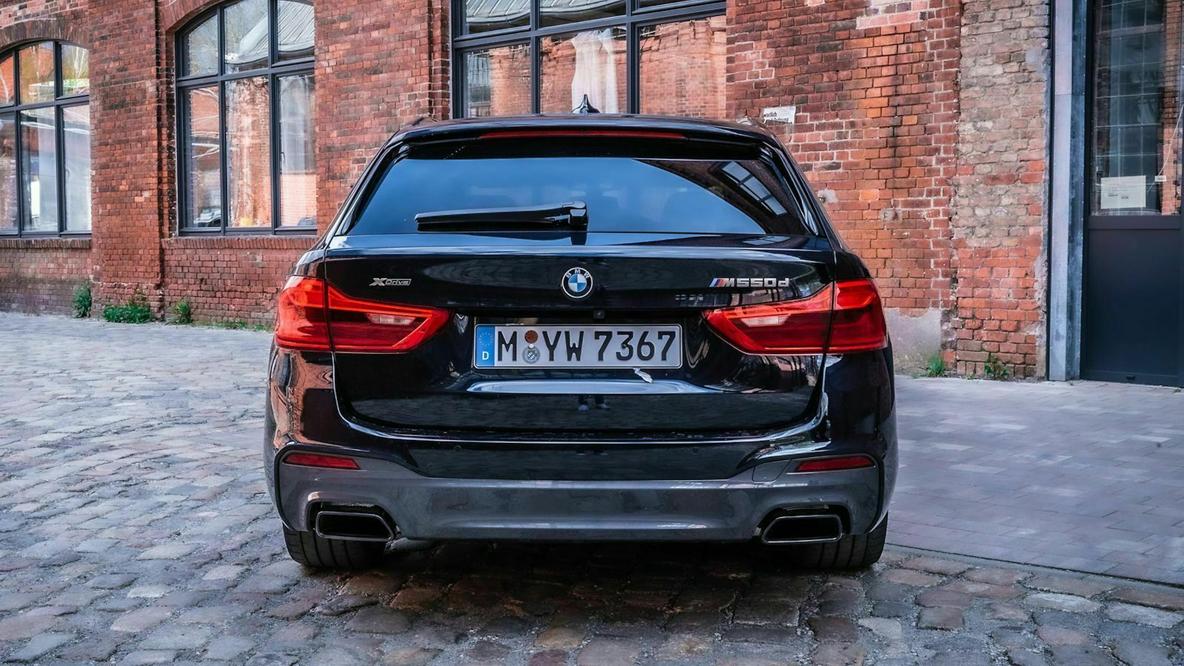 Zu sehen ist das Heck des BMW M550d xDrive Touring