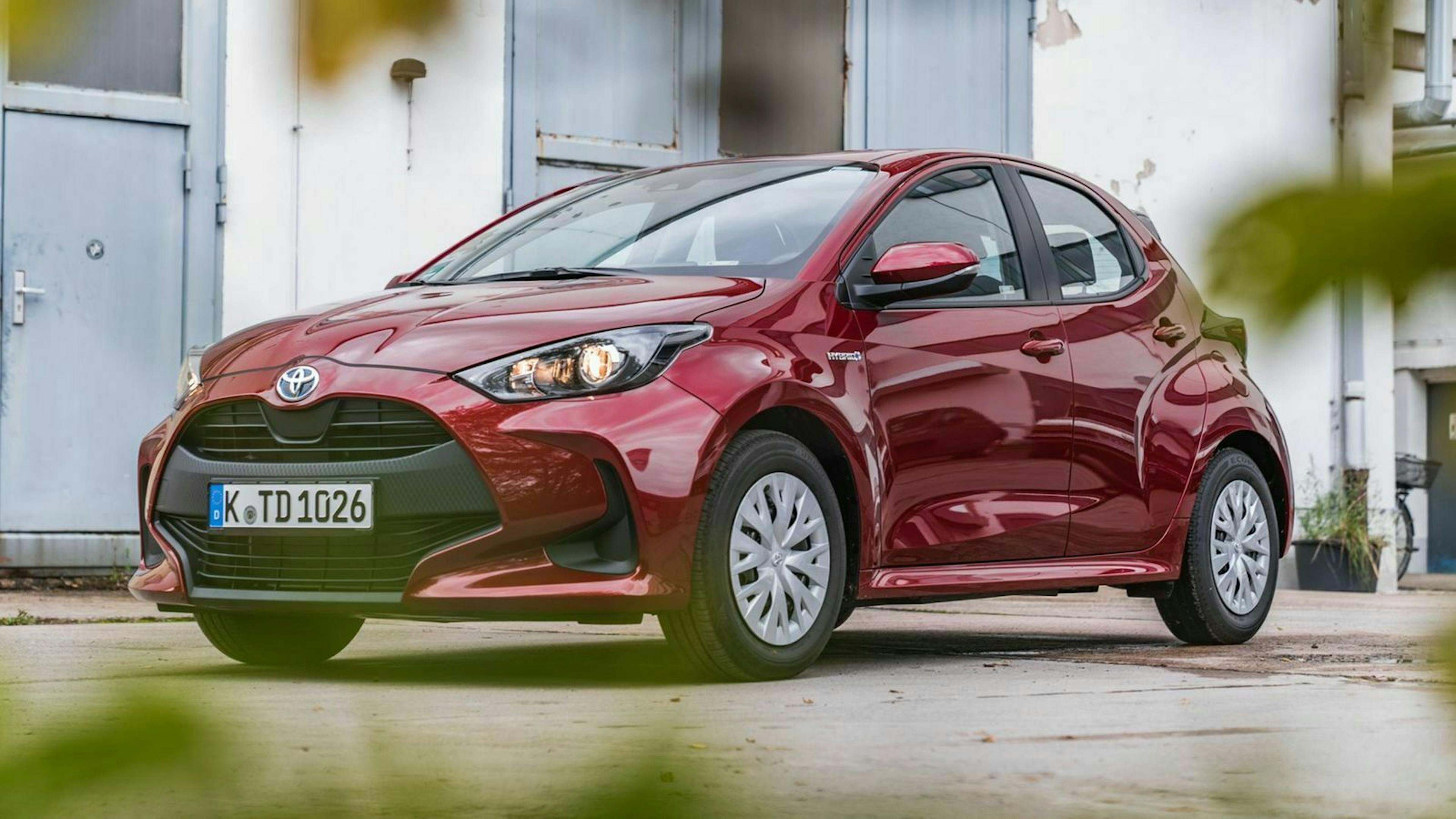 Der Toyota Yaris Hybrid (2020) in seitlicher Frontansicht