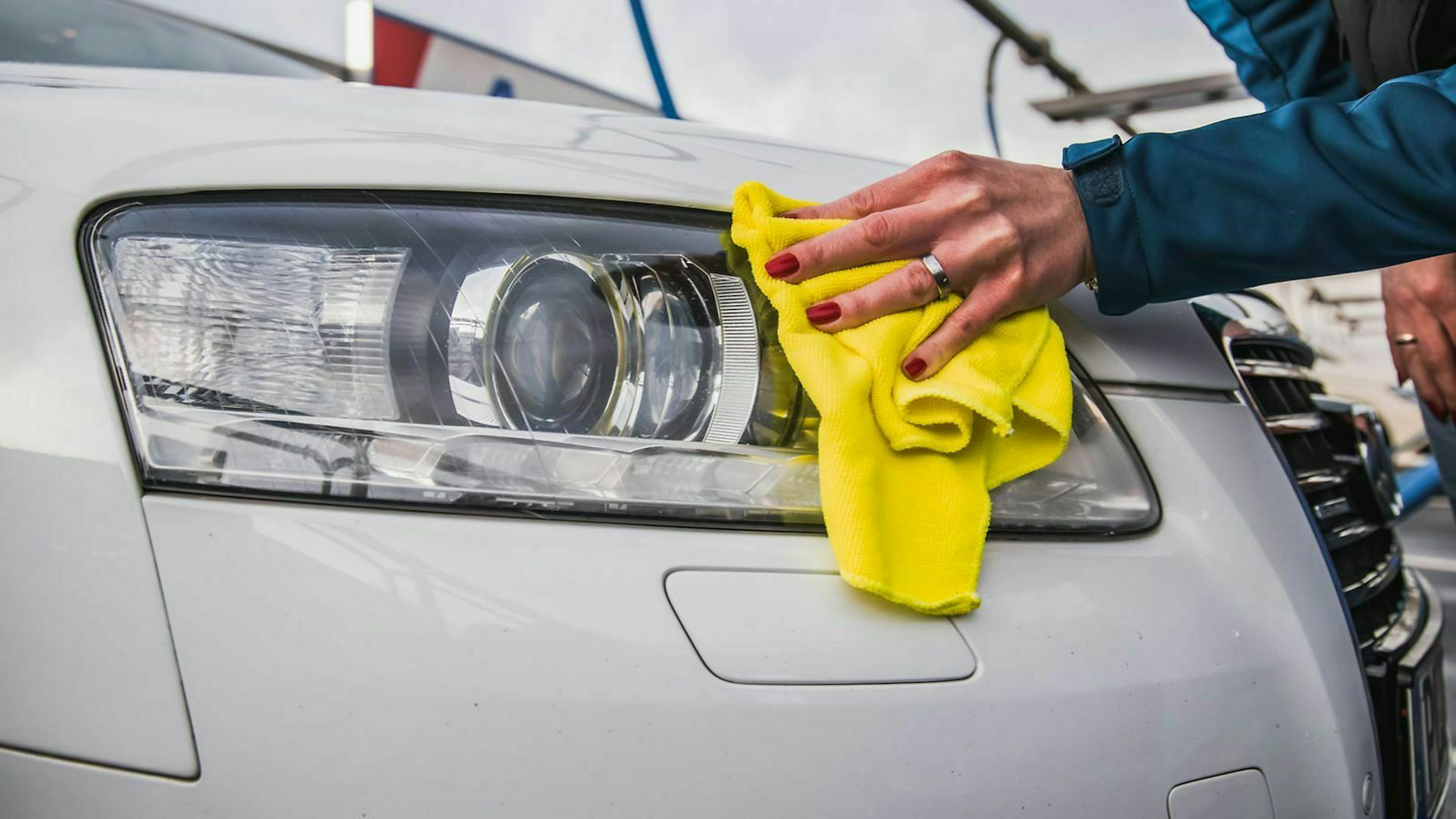Blinde Scheinwerfer kannst du ganz einfach selbst polieren. Aufgepasst: Das gilt nur für diejenigen aus Kunststoff. 