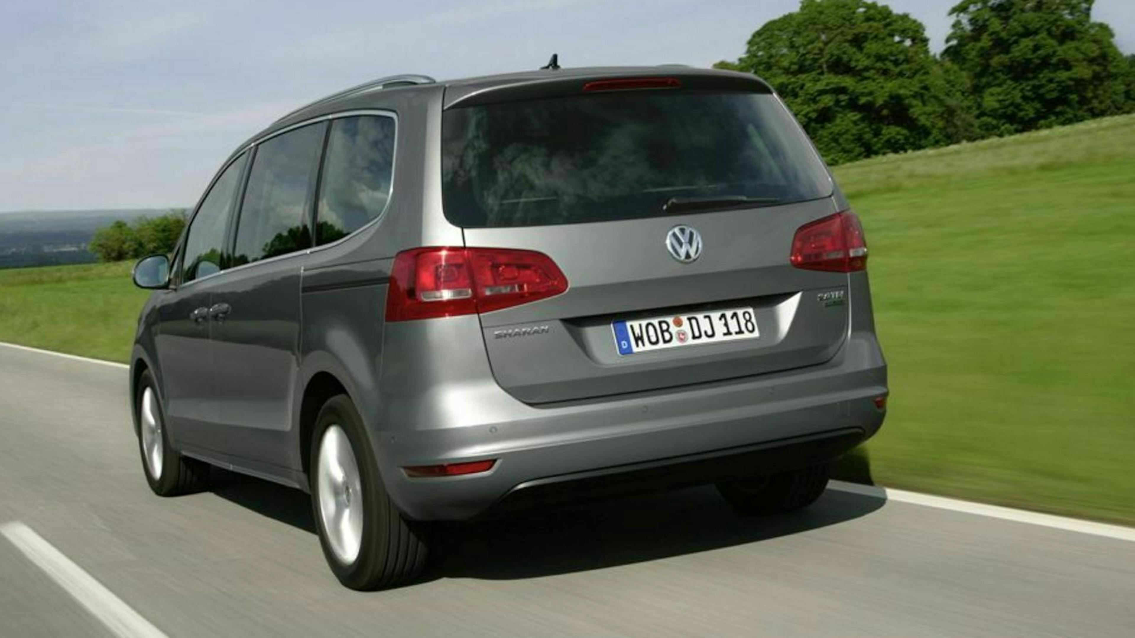 Zu sehen ist der VW Sharan von hinten