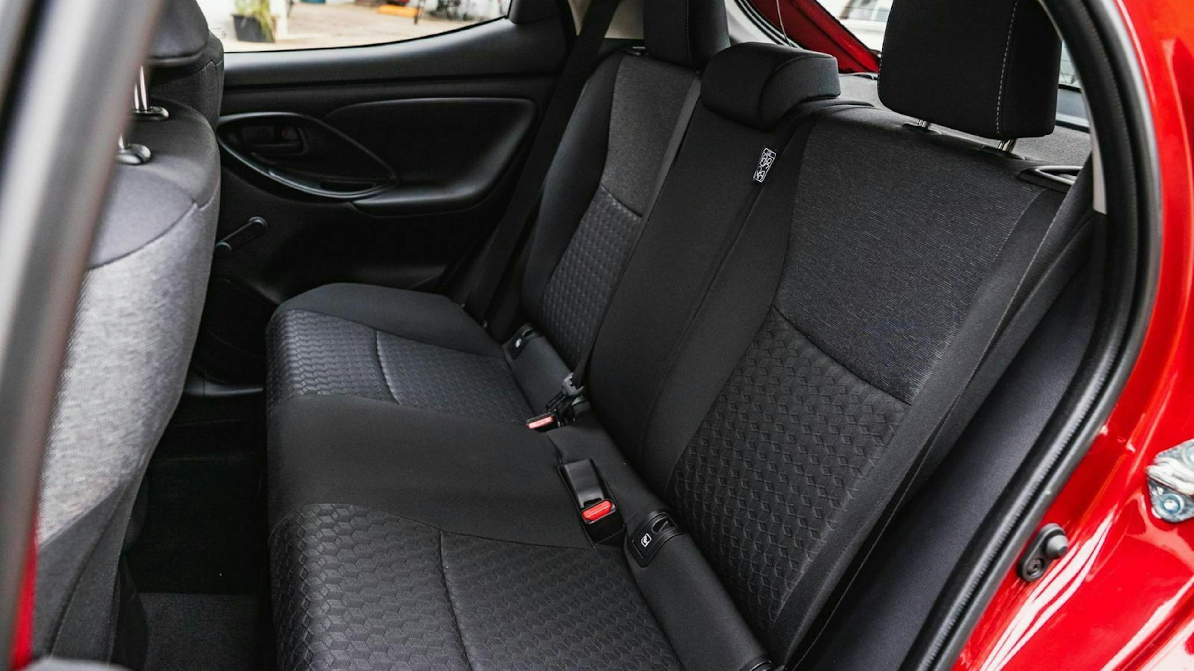 Die Hintersitze des Toyota Yaris Hybrid (2020)