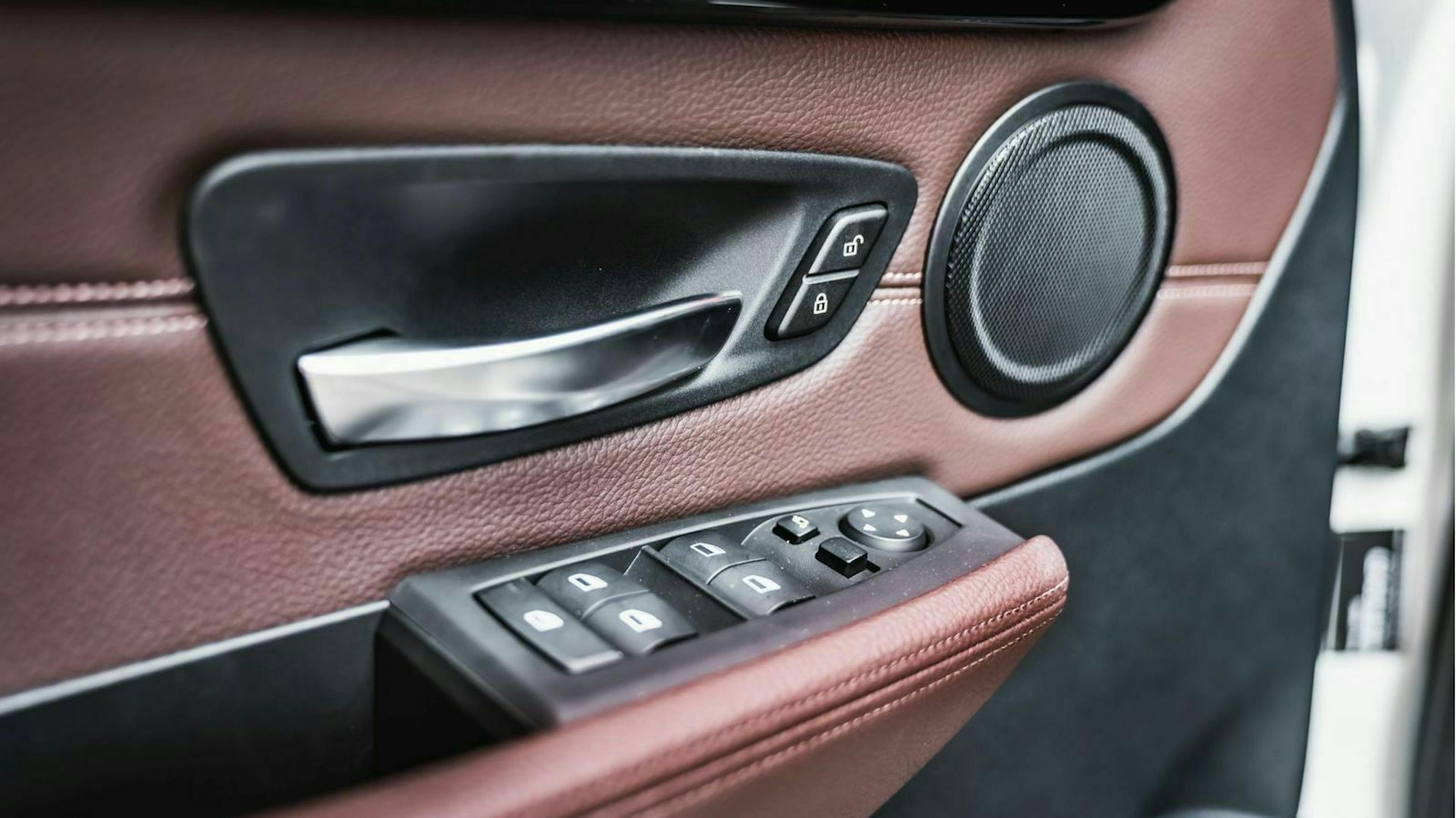 BMW 225 xe Test Nahaufnahme Konsole für die Tür 